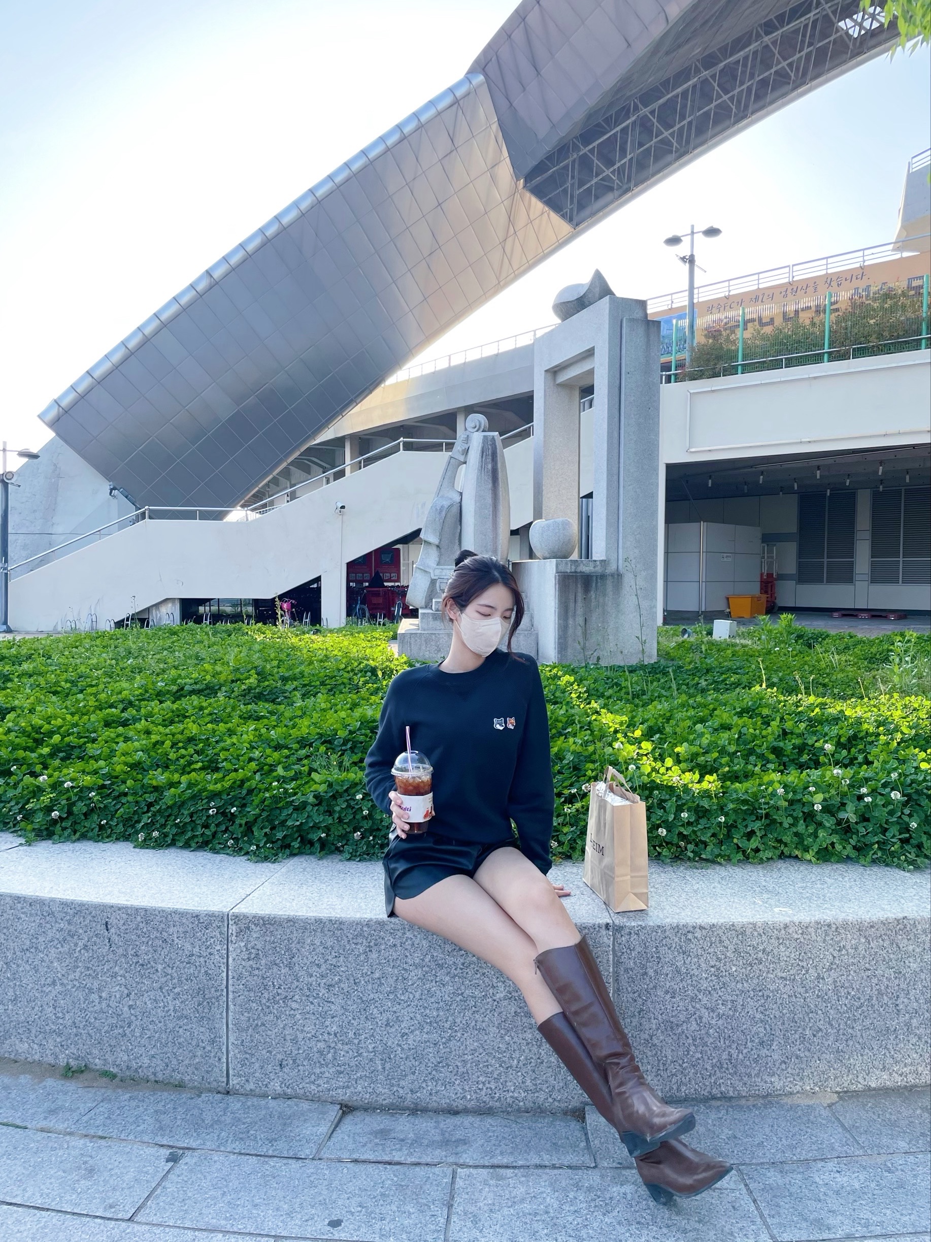 Maison Kitsune Double Fox Head Patch Classic Sweatshirt Anthracite 착용 스타일 - 1