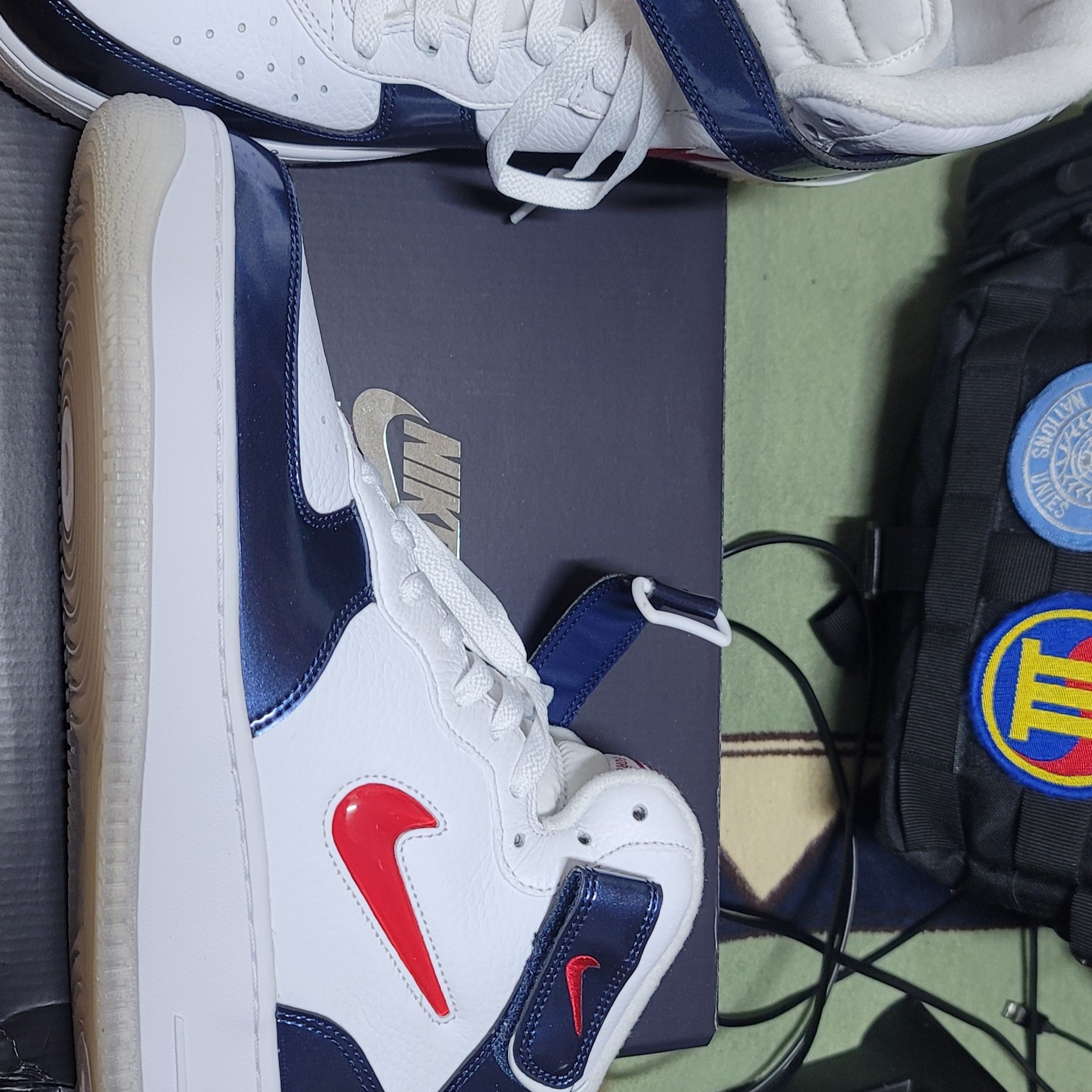 Nike Air Force 1 Mid QS University Red and Midnight Navy 착용 스타일