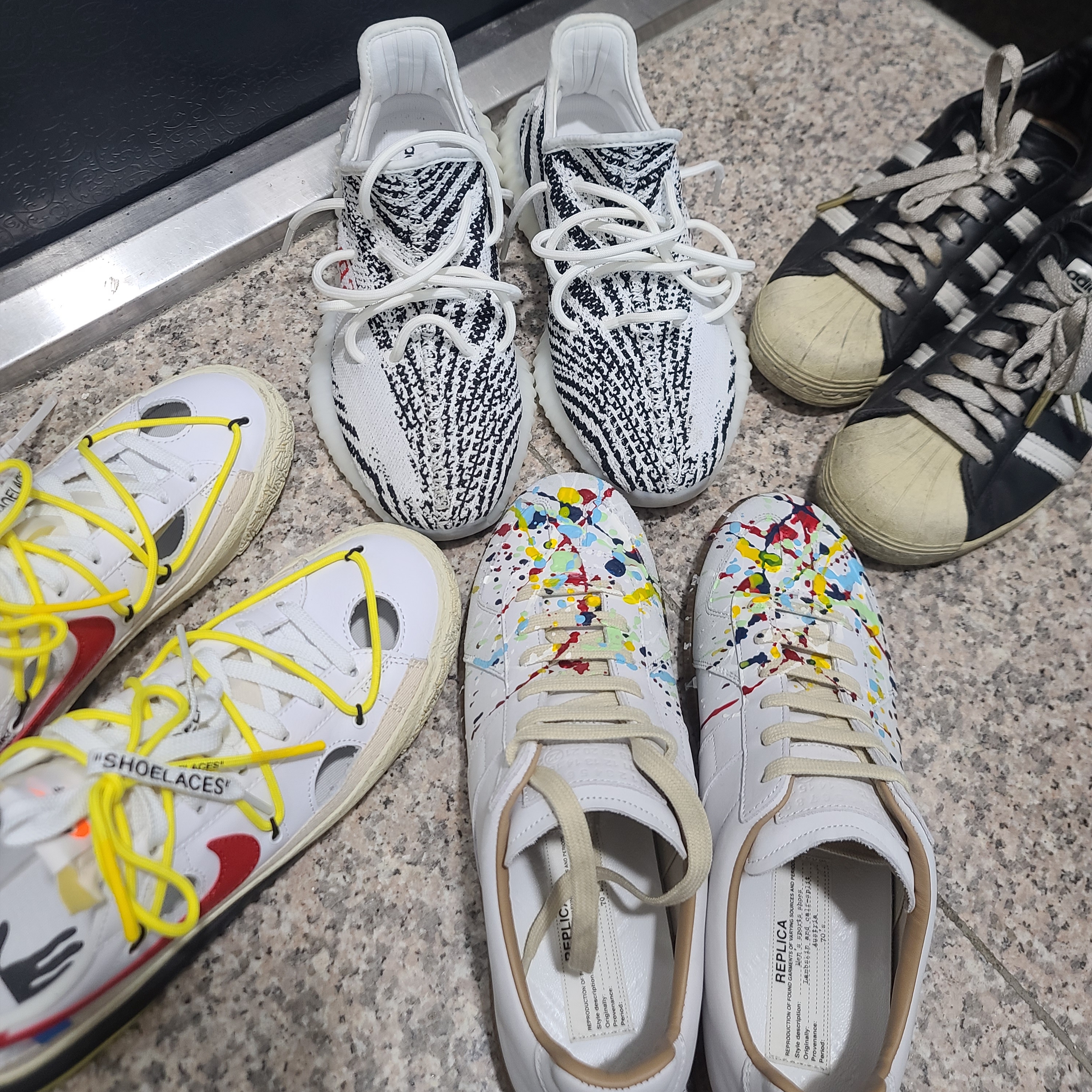 Adidas Yeezy Boost 350 V2 Zebra 2022/2023, Adidas Superstar Premium Black White 착용 스타일