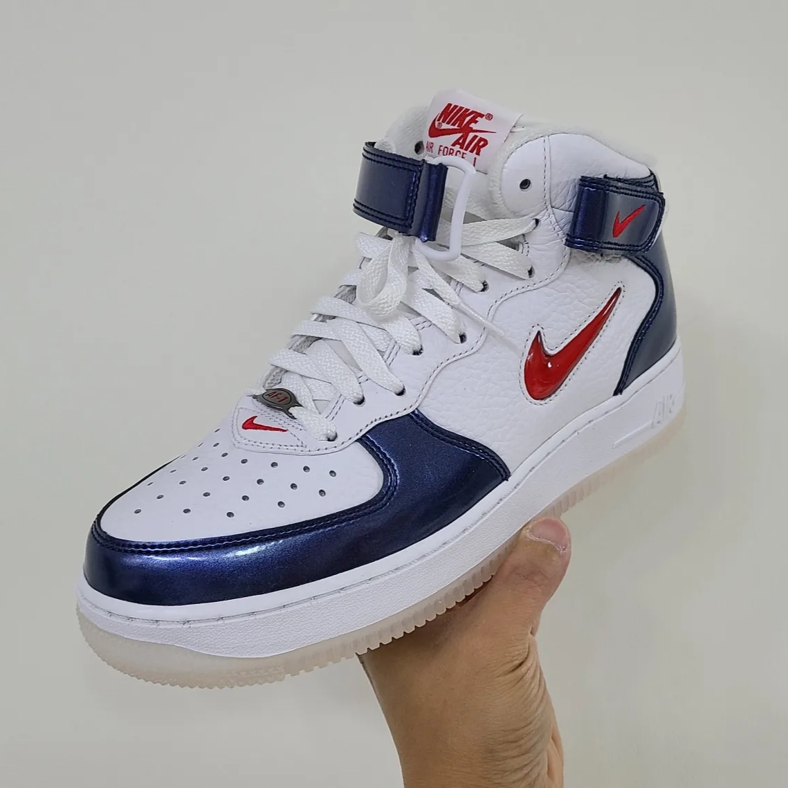 Nike Air Force 1 Mid QS University Red and Midnight Navy 착용 스타일 - 1