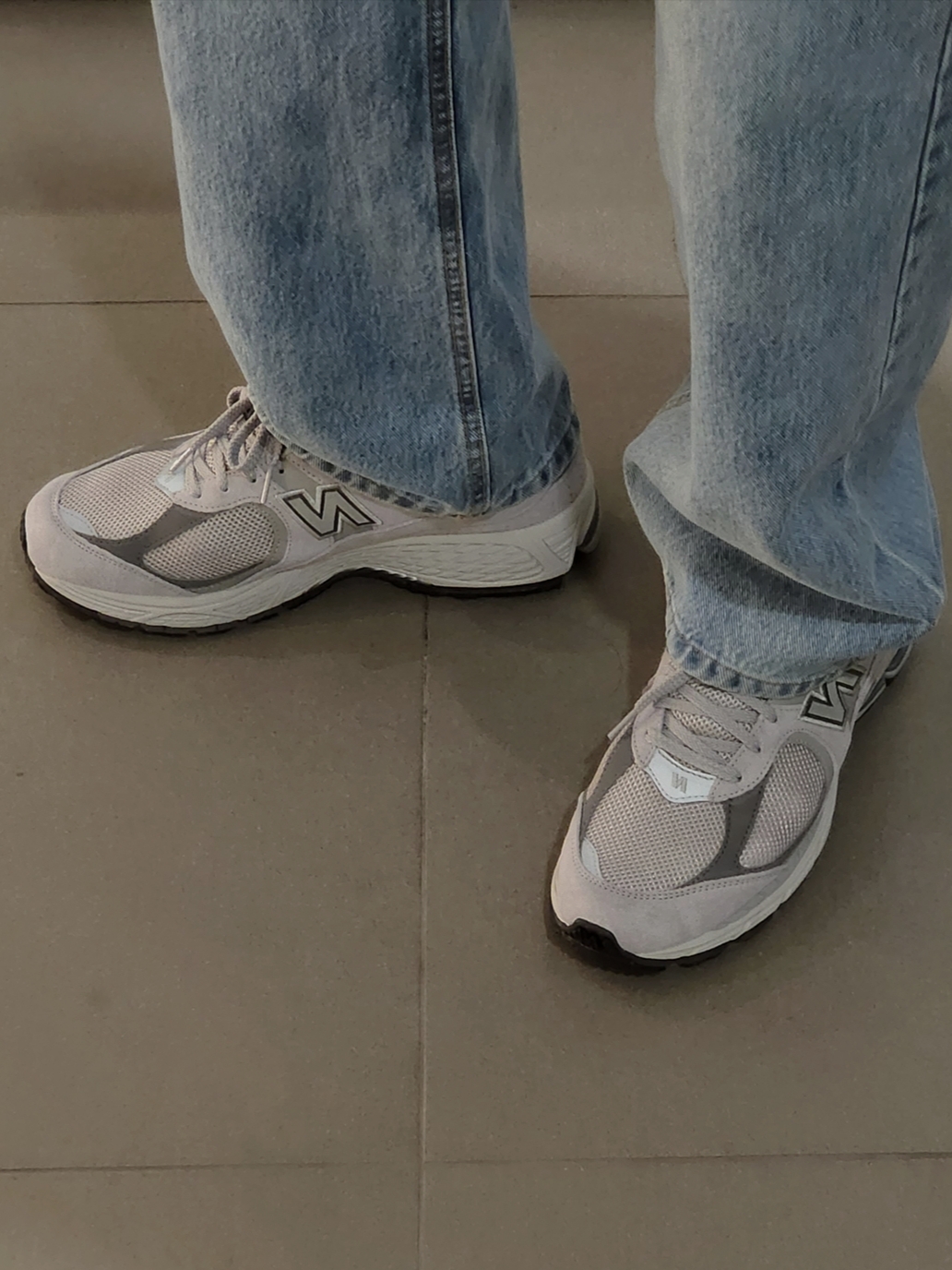 New Balance 2002R T2 Gray, Dior Large Book Tote Blue Dior Oblique Embroidery 착용 스타일 - 2