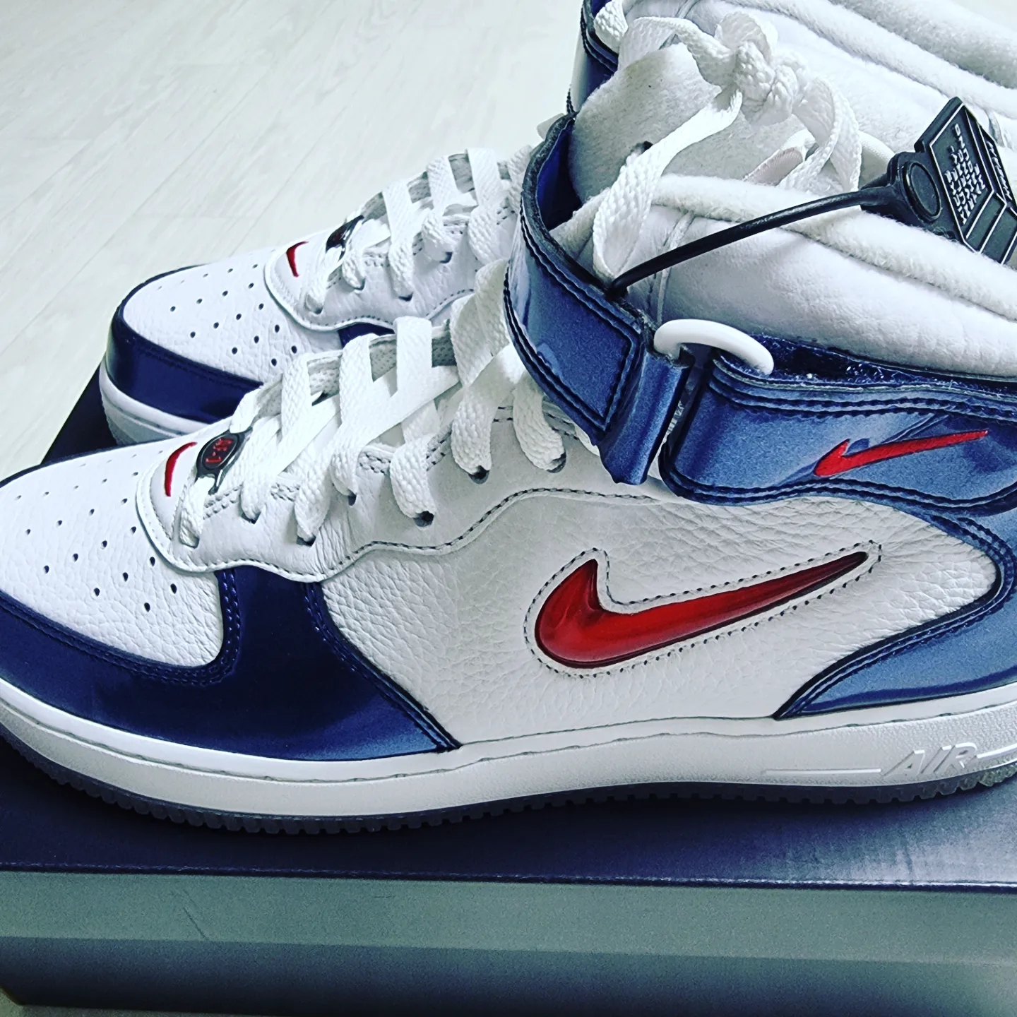 Nike Air Force 1 Mid QS University Red and Midnight Navy 착용 스타일 - 3