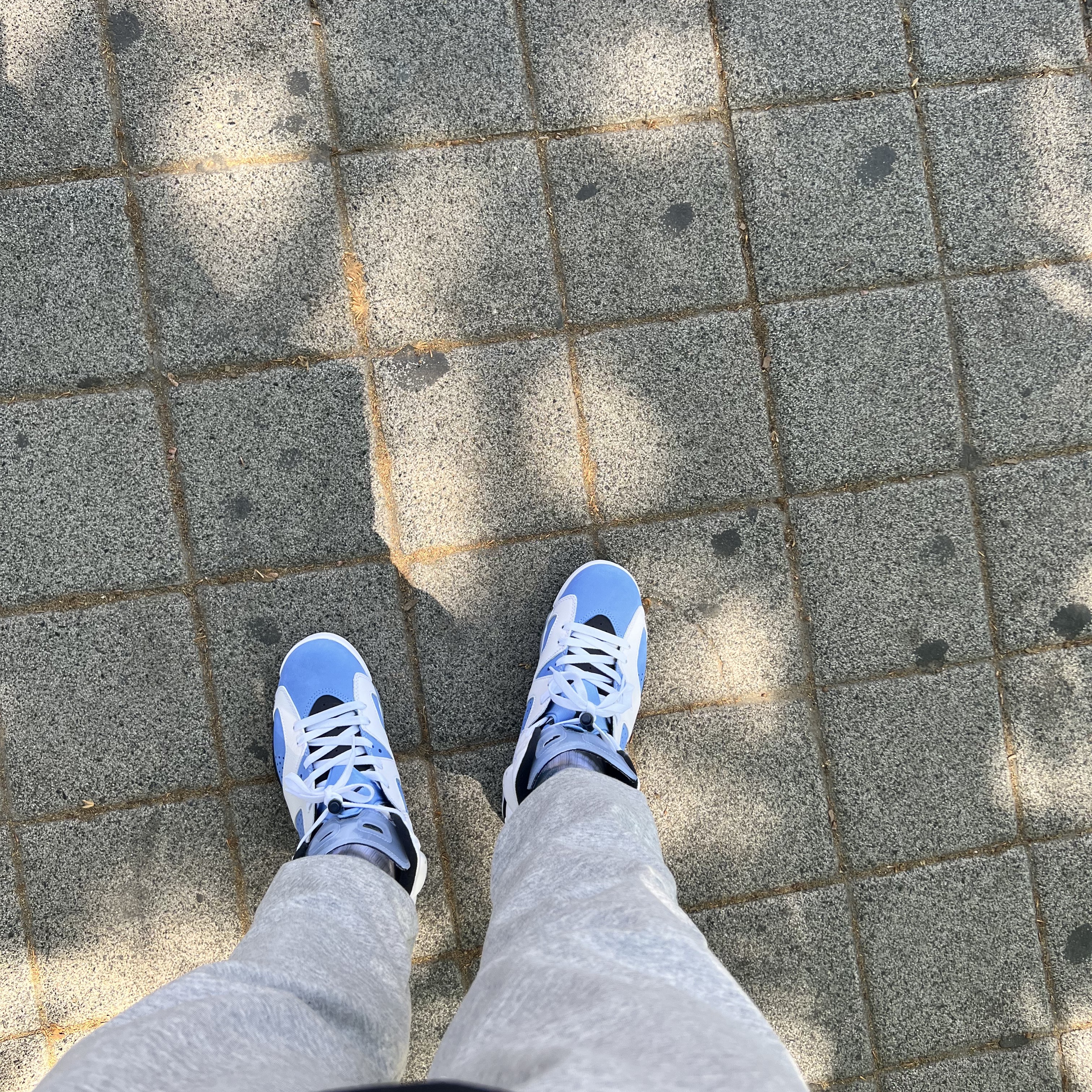 Jordan 4 Retro University Blue, Jordan 1 Retro High OG University Blue 착용 스타일 - 4