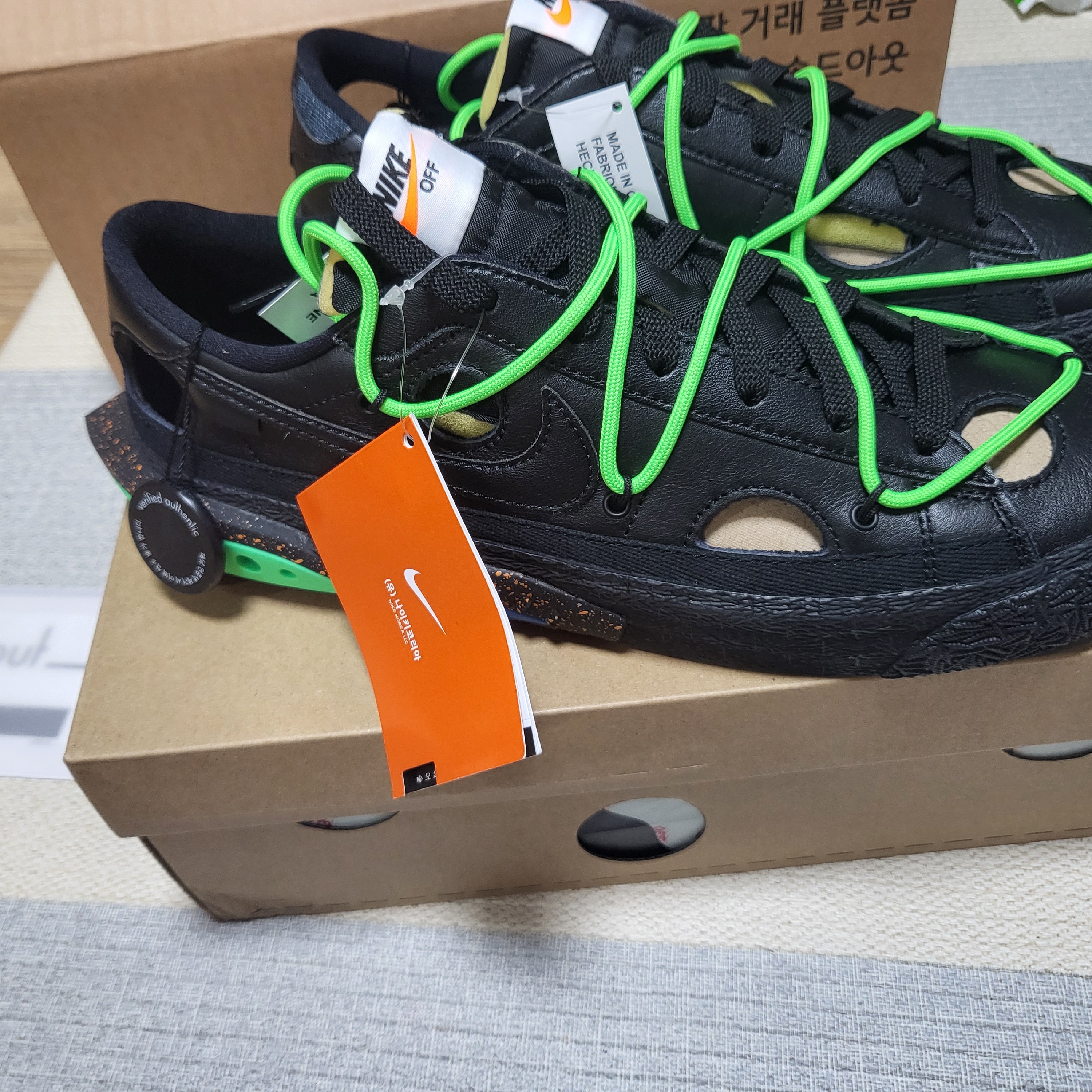 Nike x Off-White Blazer Low '77 Black and Electro Green 착용 스타일 - 1