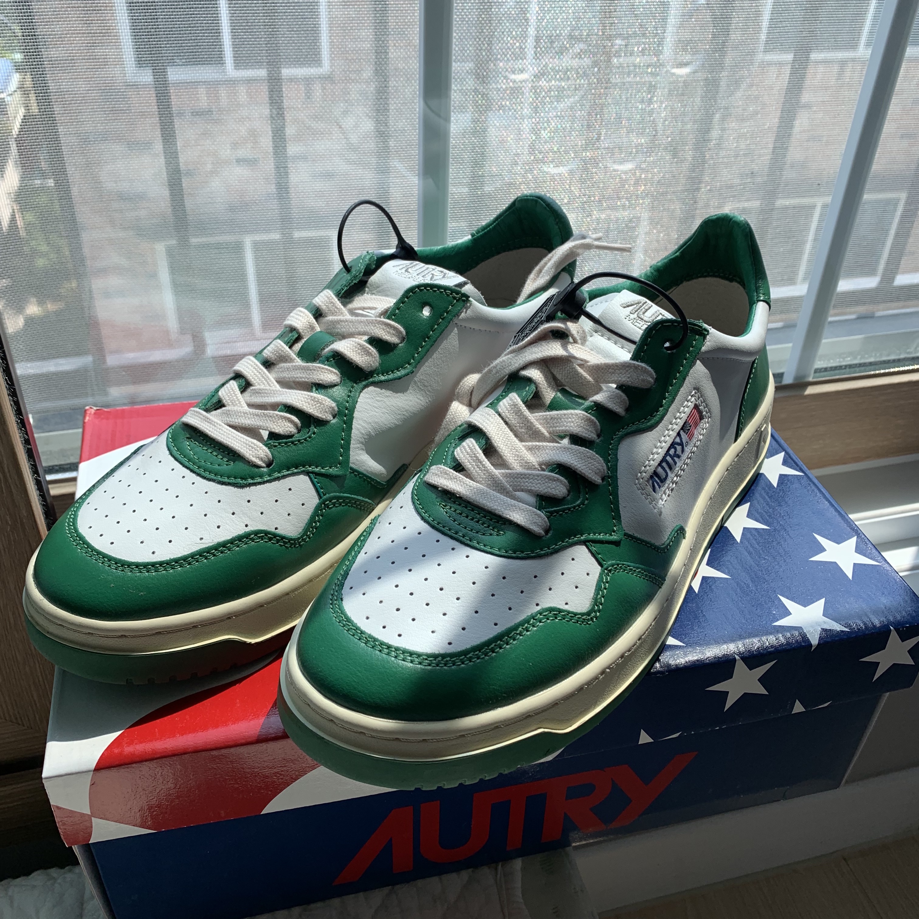 Autry Medalist Low Leather Sneakers Green White 착용 스타일