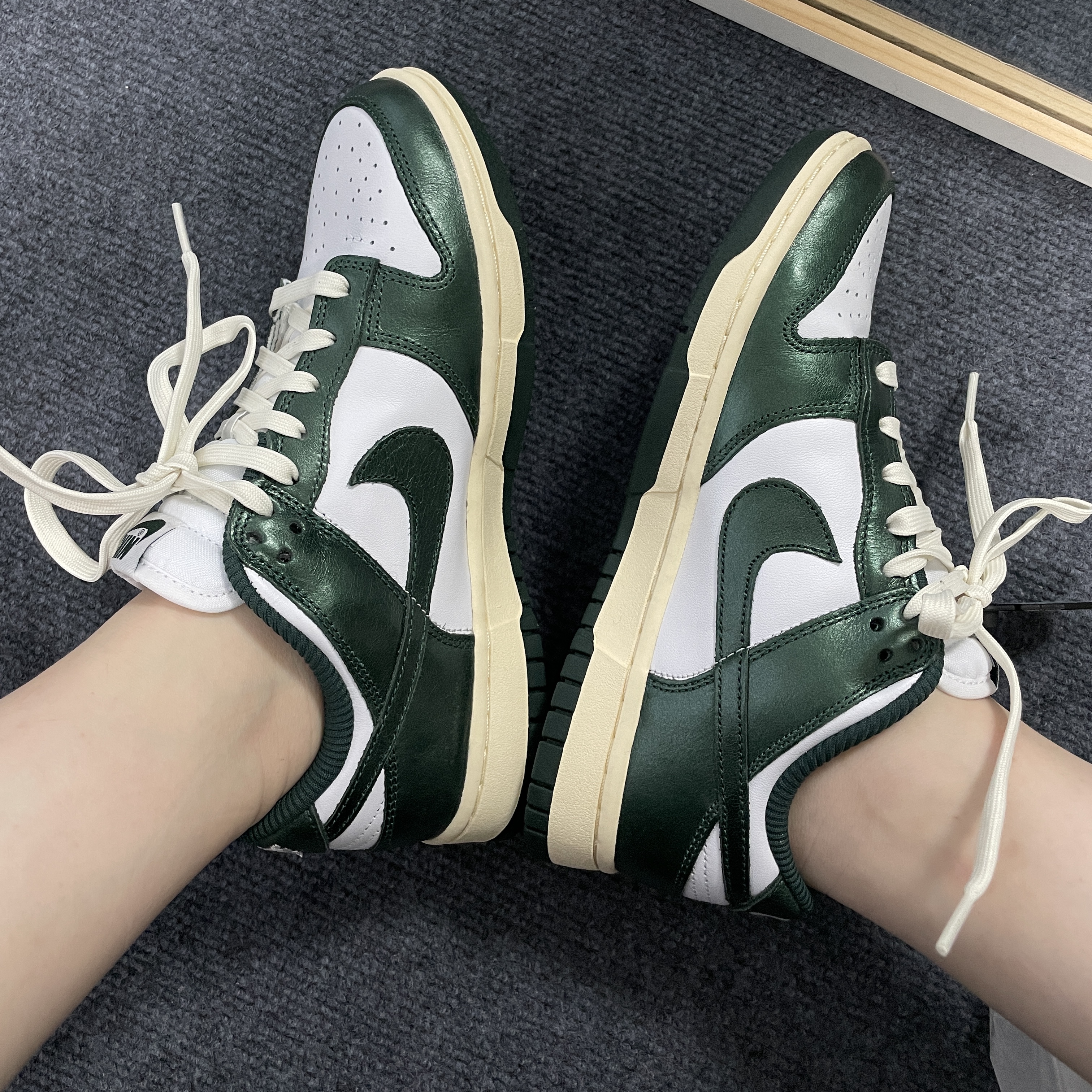 (W) Nike Dunk Low Vintage Green 착용 스타일 - 2