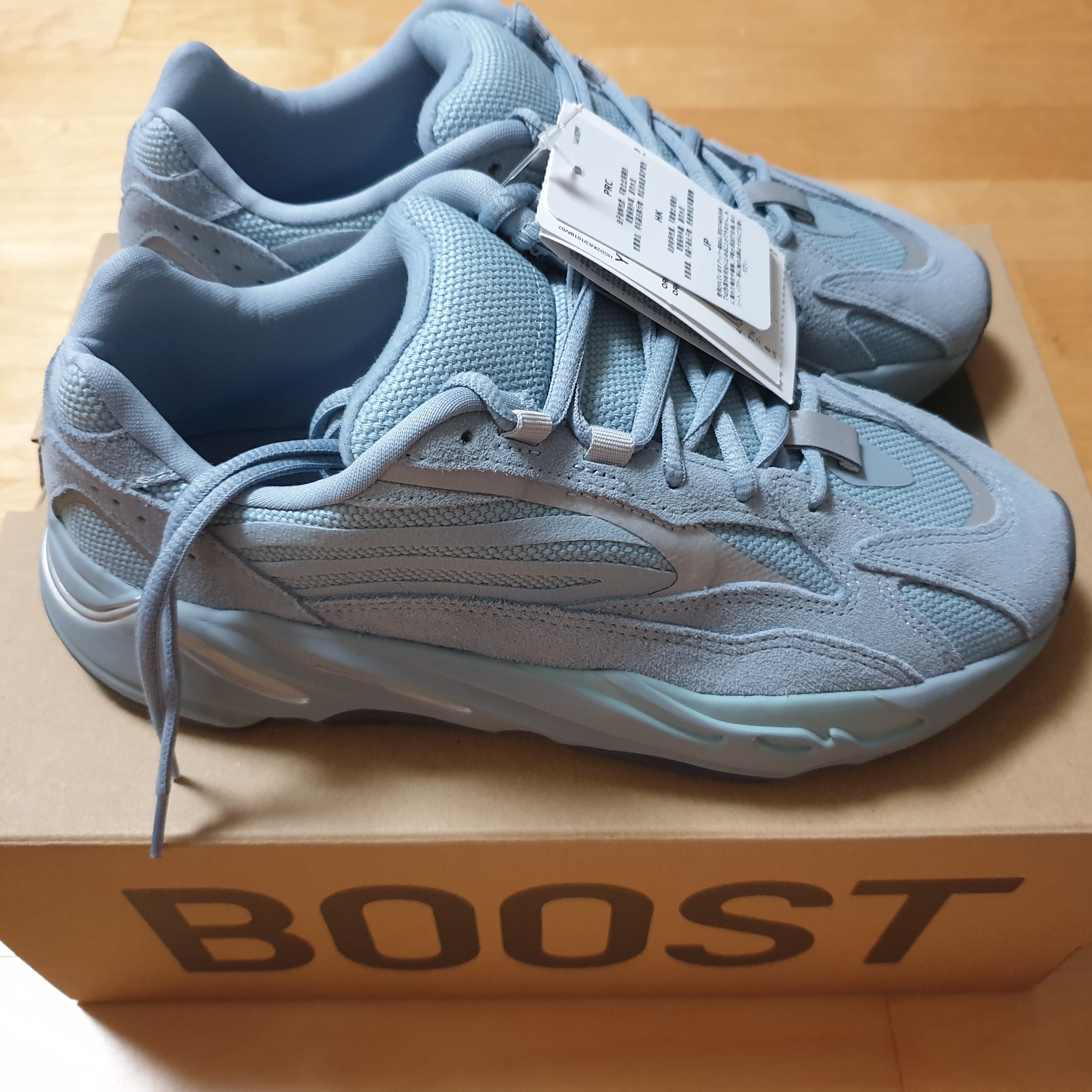 Adidas Yeezy Boost 700 V2 Hospital Blue 착용 스타일 - 2