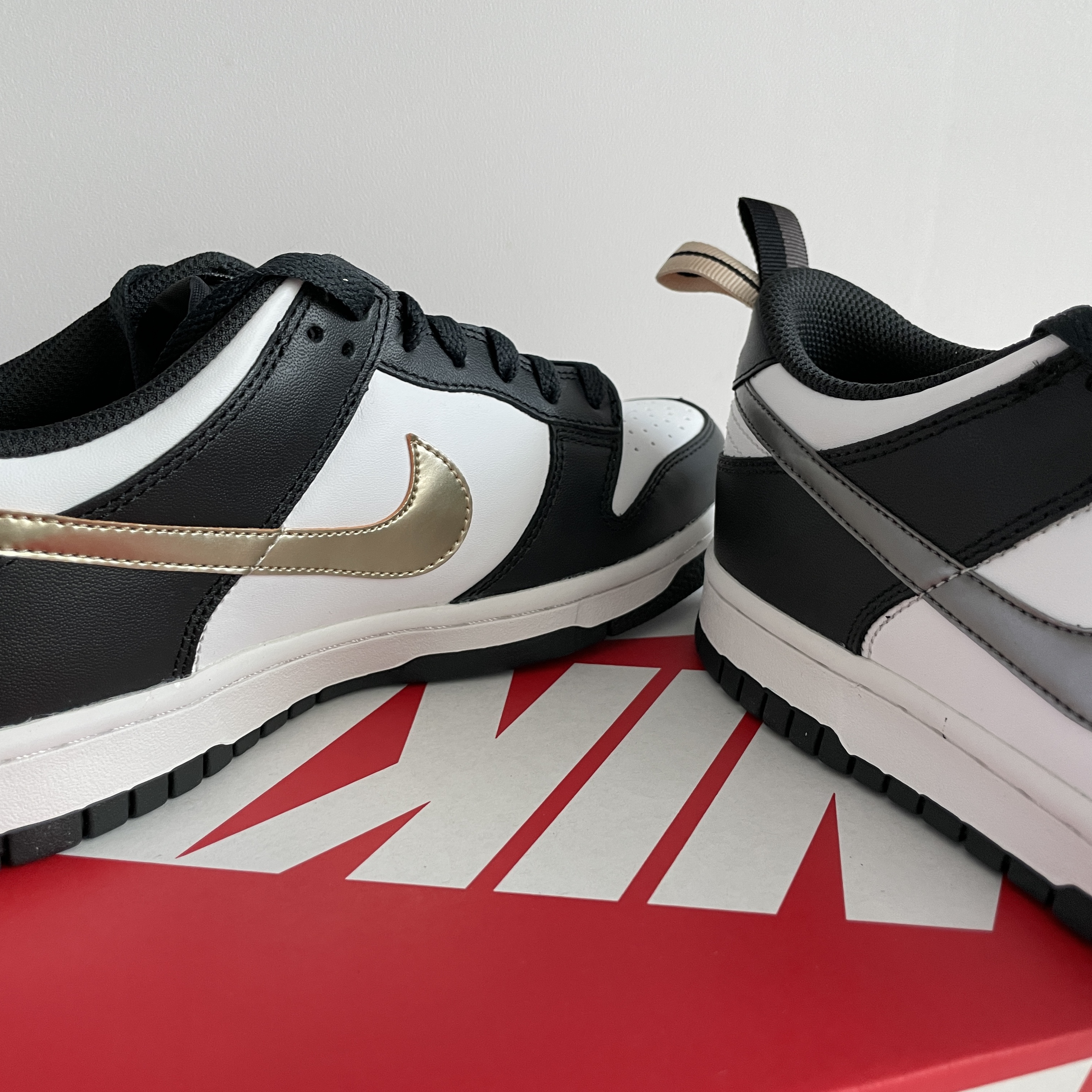 Nike Dunk Low Retro Black, (GS) Nike Dunk Low SE Off Noir Summit White Metallic Pewter 착용 스타일 - 3
