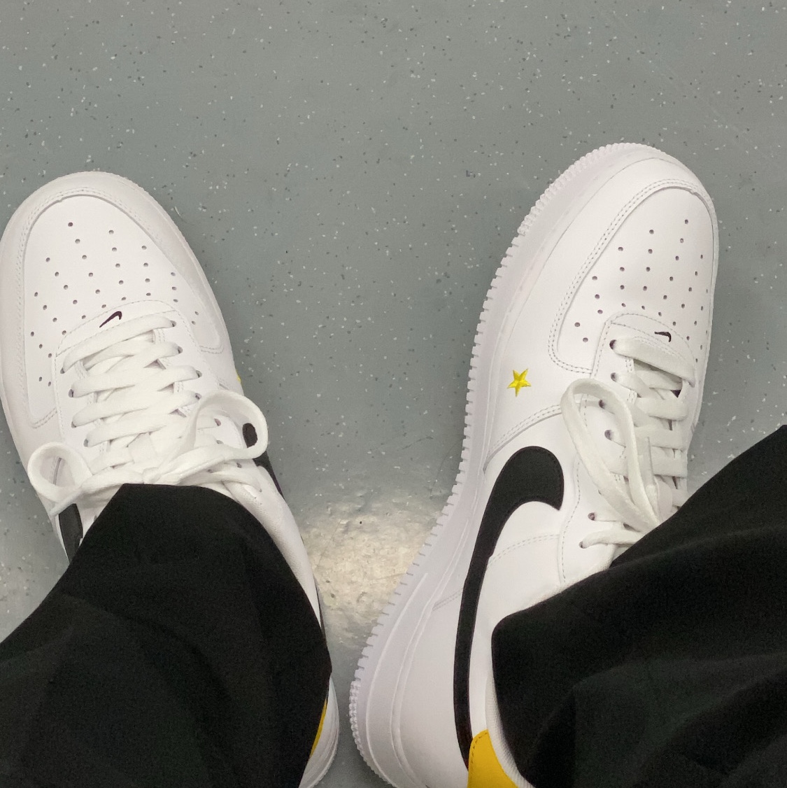 Nike Air Force 1 '07 LV8 2 Have a Nike Day 착용 스타일