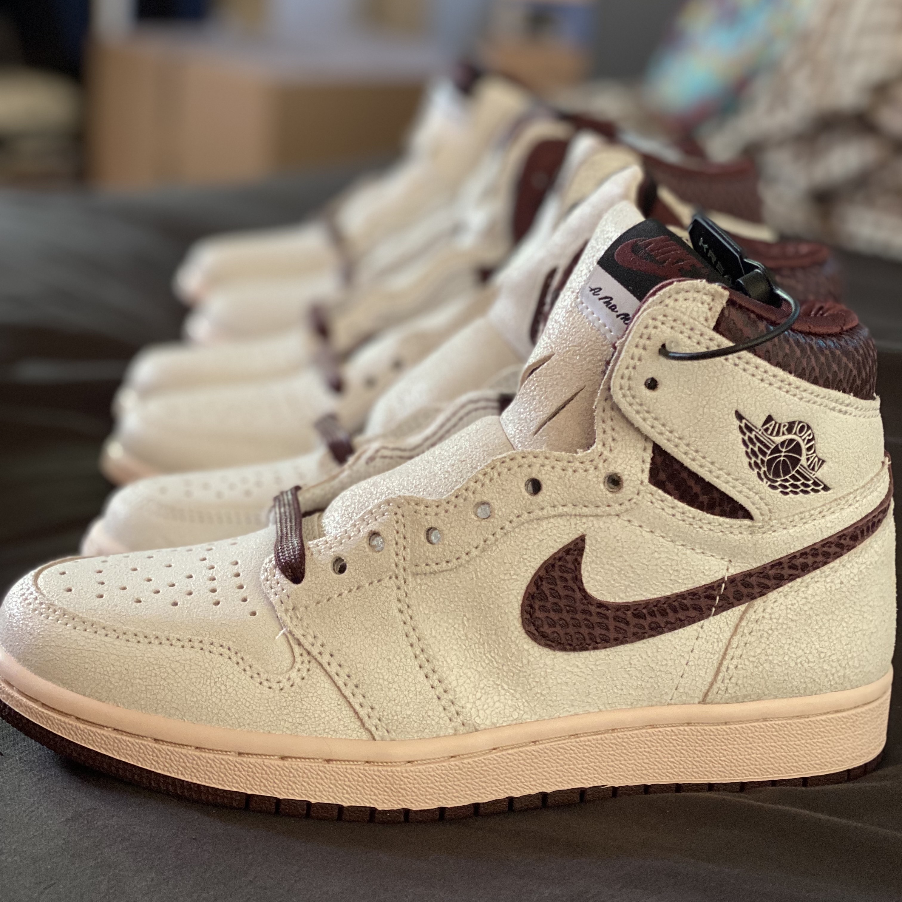 Jordan 1 x A Ma Maniere Retro High OG SP Sail and Burgundy 착용 스타일 - 1