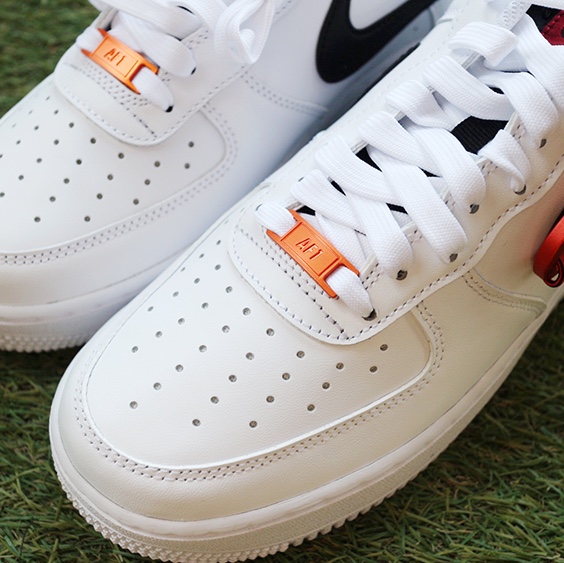 Nike Air Force 1 '07 PRM Carabiner Red 착용 스타일 - 3