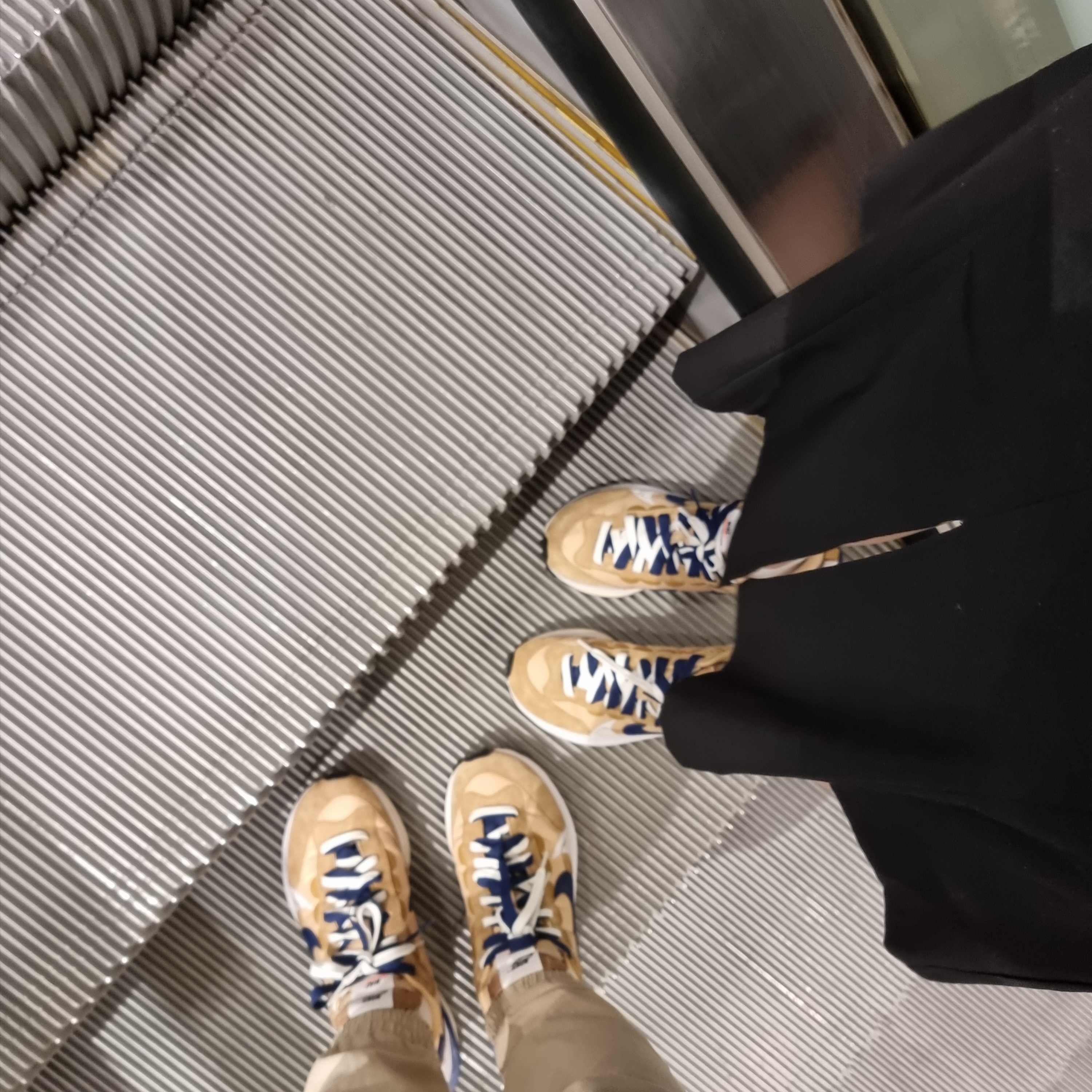 Nike x Sacai VaporWaffle Sesame and Blue Void 착용 스타일