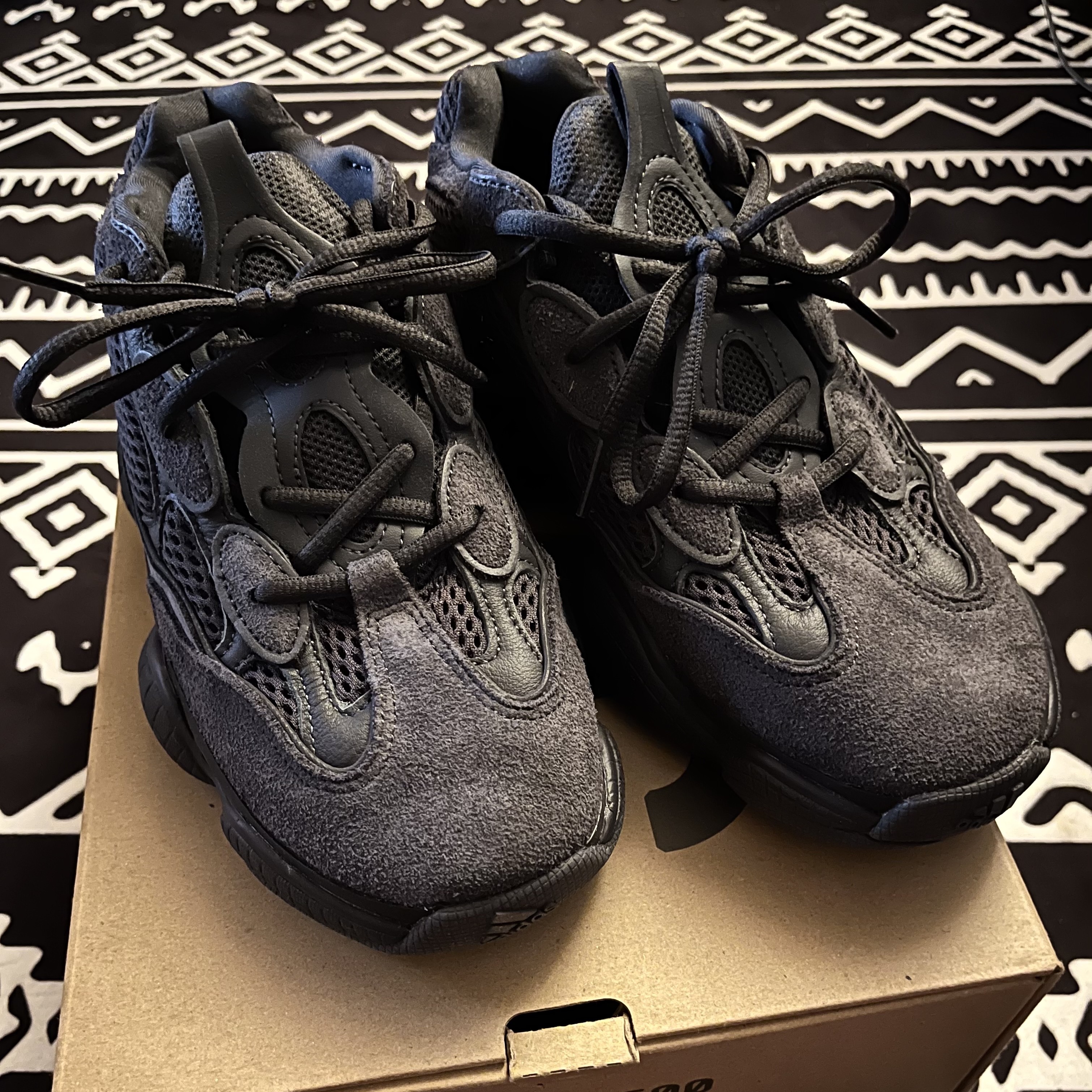 Adidas Yeezy 500 Utility Black 2018/2020 착용 스타일