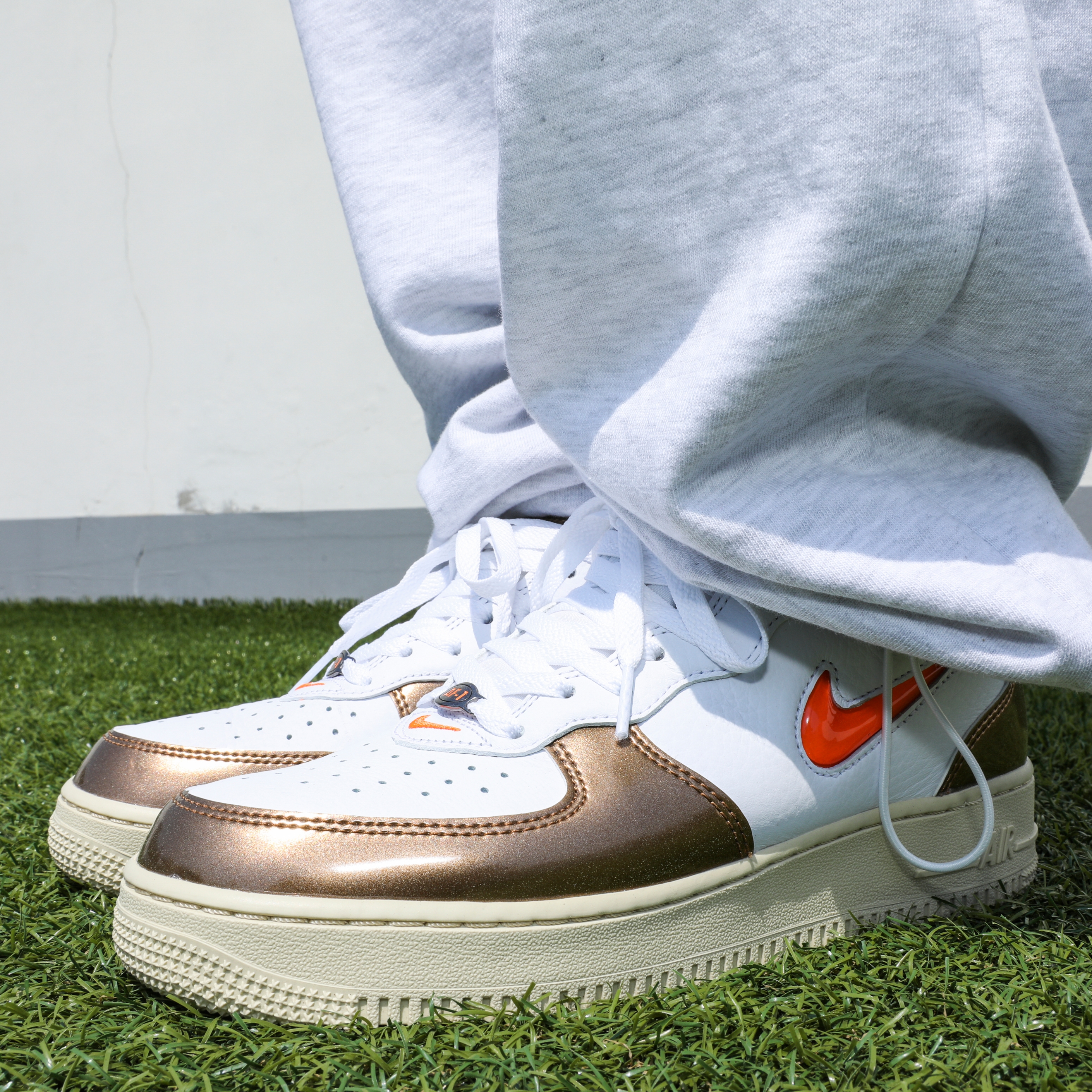 Nike Air Force 1 Mid QS Ale Brown 착용 스타일 - 3