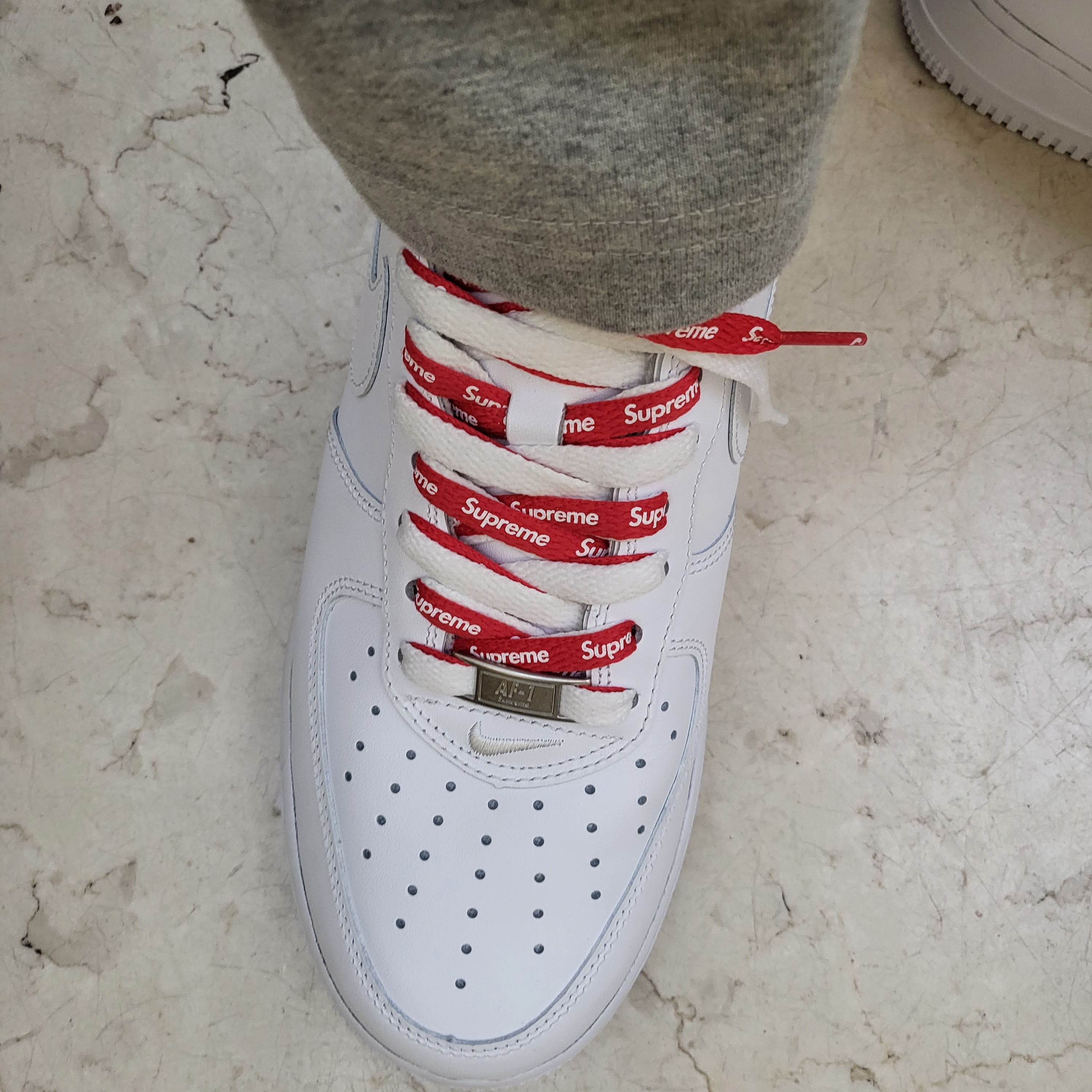 Nike x Supreme Air Force 1 Low White, Jordan 1 Retro High OG Royal Toe 착용 스타일 - 3