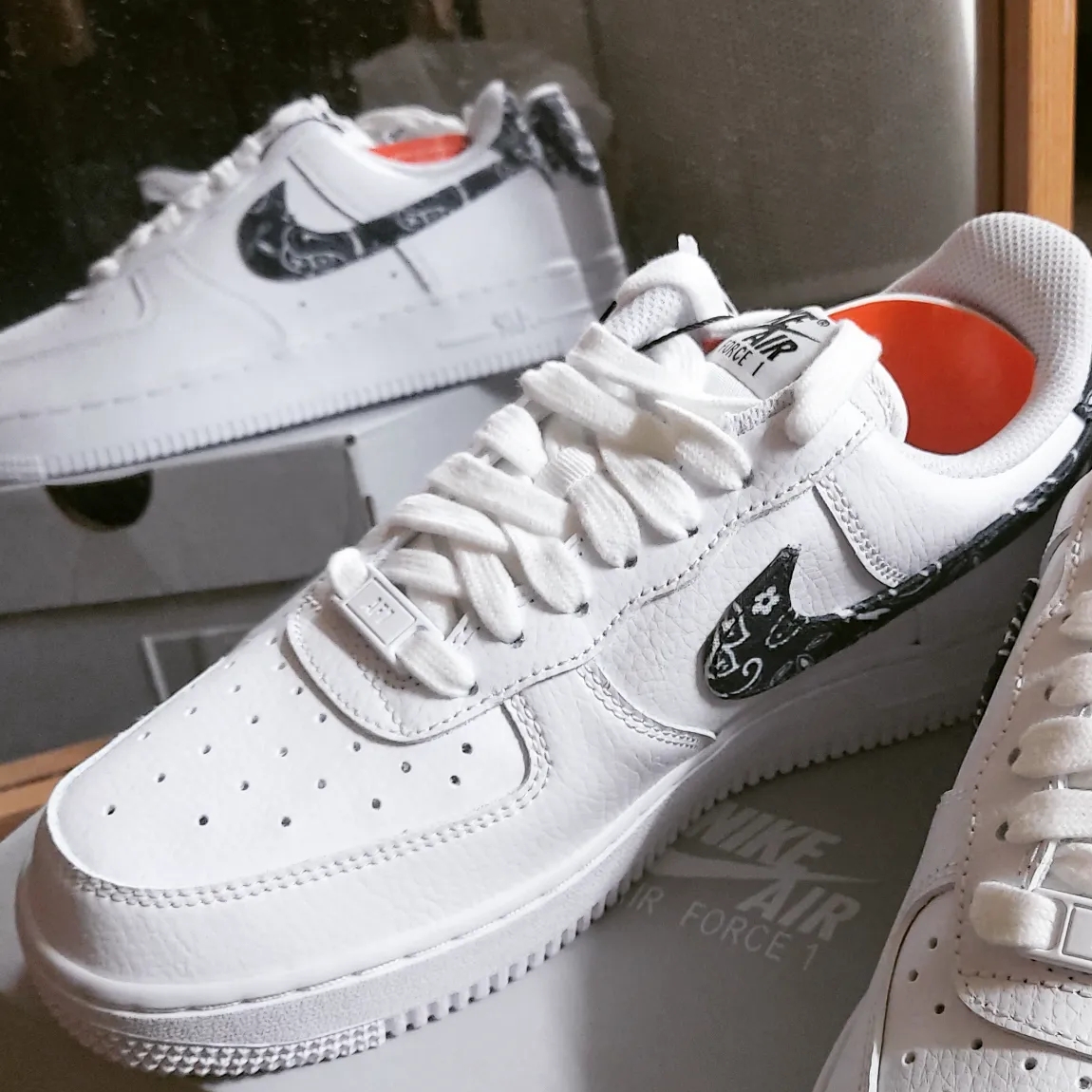 (W) Nike Air Force 1 '07 Essential Paisley Swoosh White Black 착용 스타일 - 2
