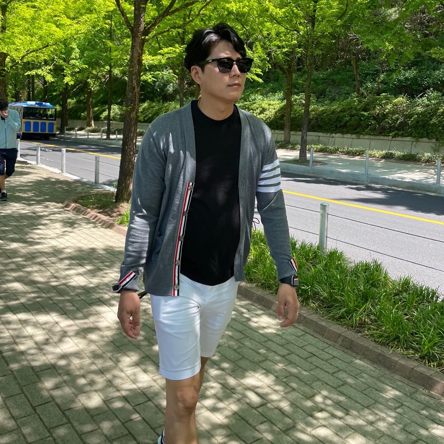 Nike x Sacai x Fragment LDWaffle Blackened Blue, Thom Browne Sustainable Fine Merino Wool 4-Bar Classic Cardigan Medium Grey 착용 스타일 - 2