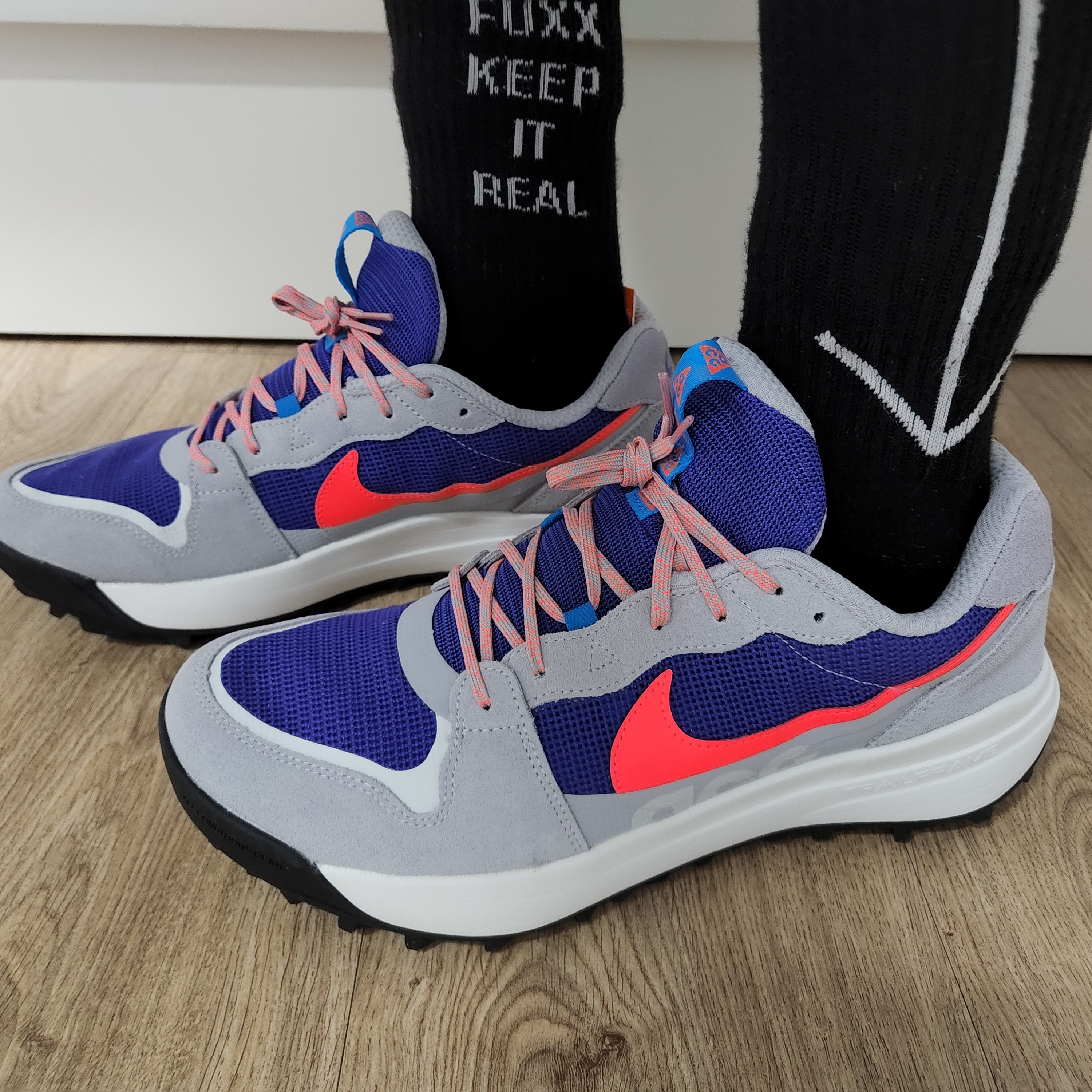 Nike ACG Lowcate Wolf Grey and Bright Crimson 착용 스타일 - 1