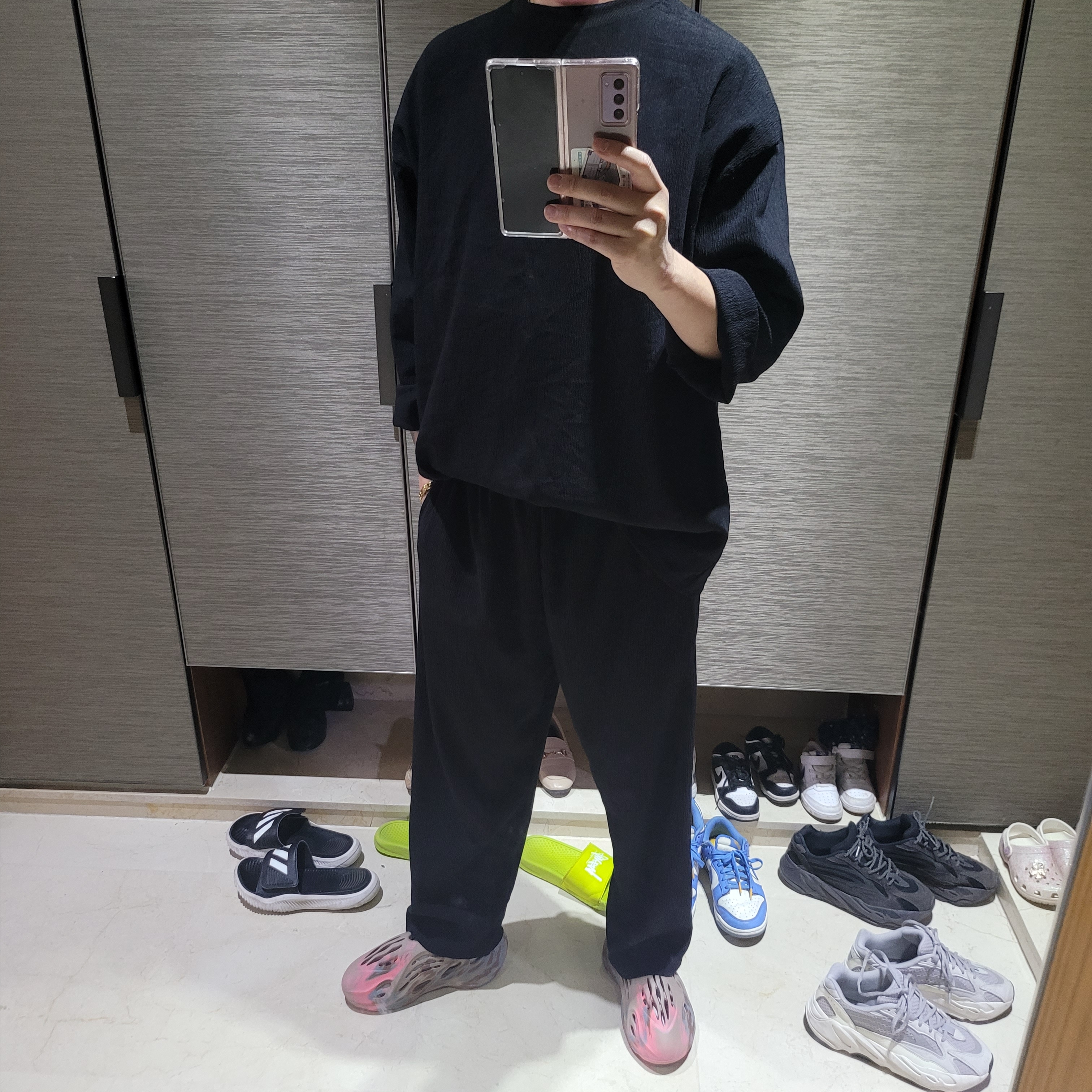Adidas Yeezy Foam RNNR MX Sand Grey 착용 스타일 - 1