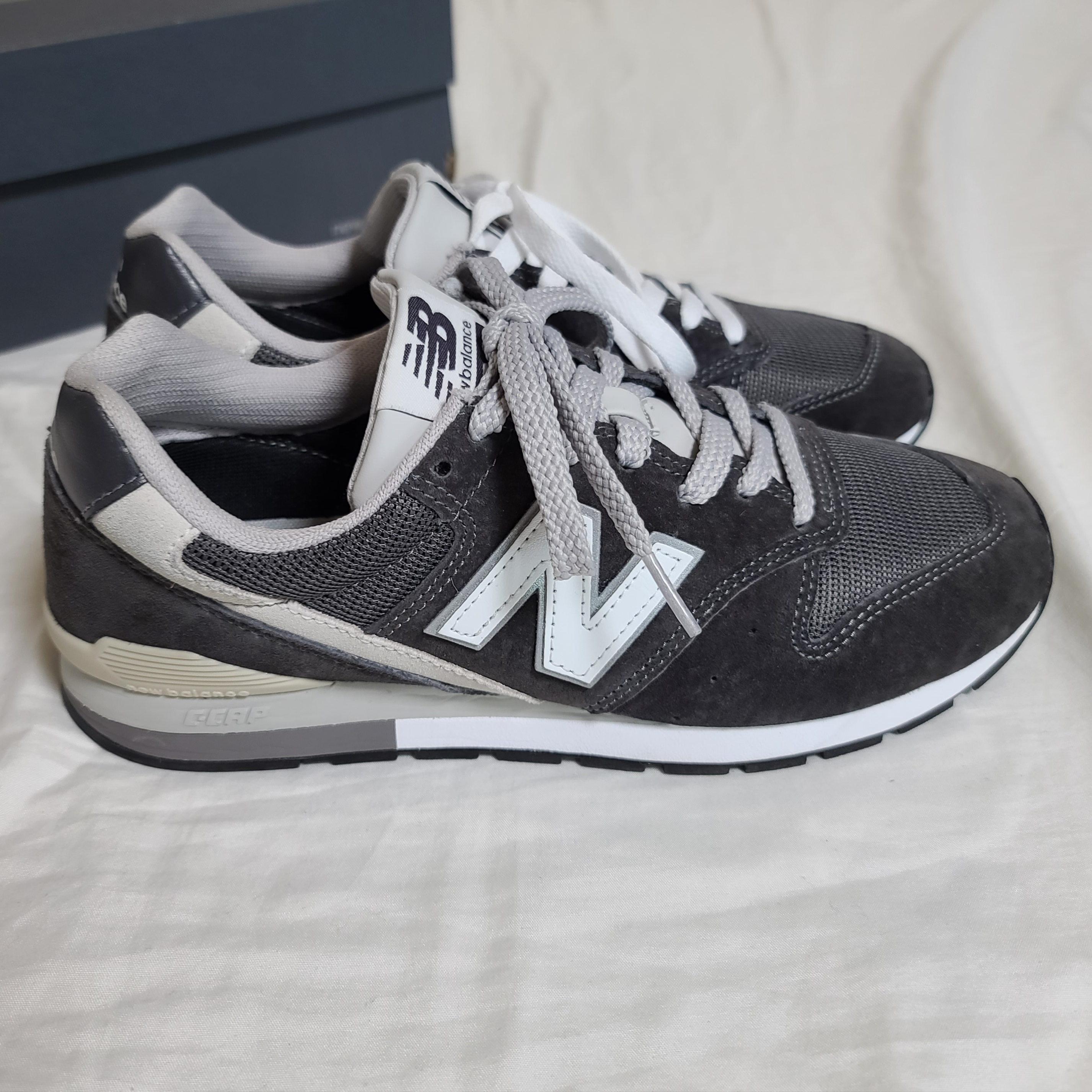 New Balance 996 Dark Gray 착용 스타일 - 4