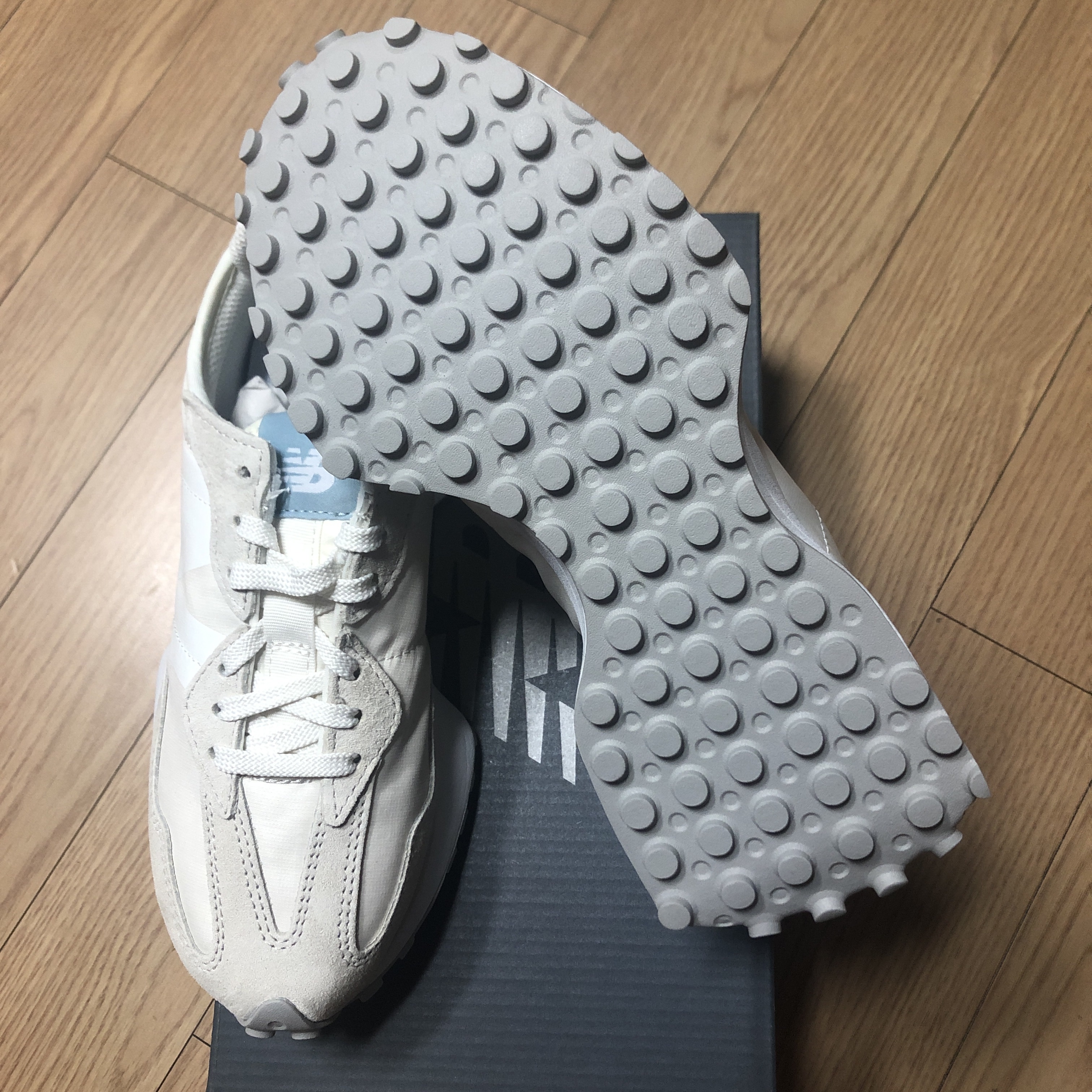 (W) New Balance 327 Sea Salt 착용 스타일 - 3