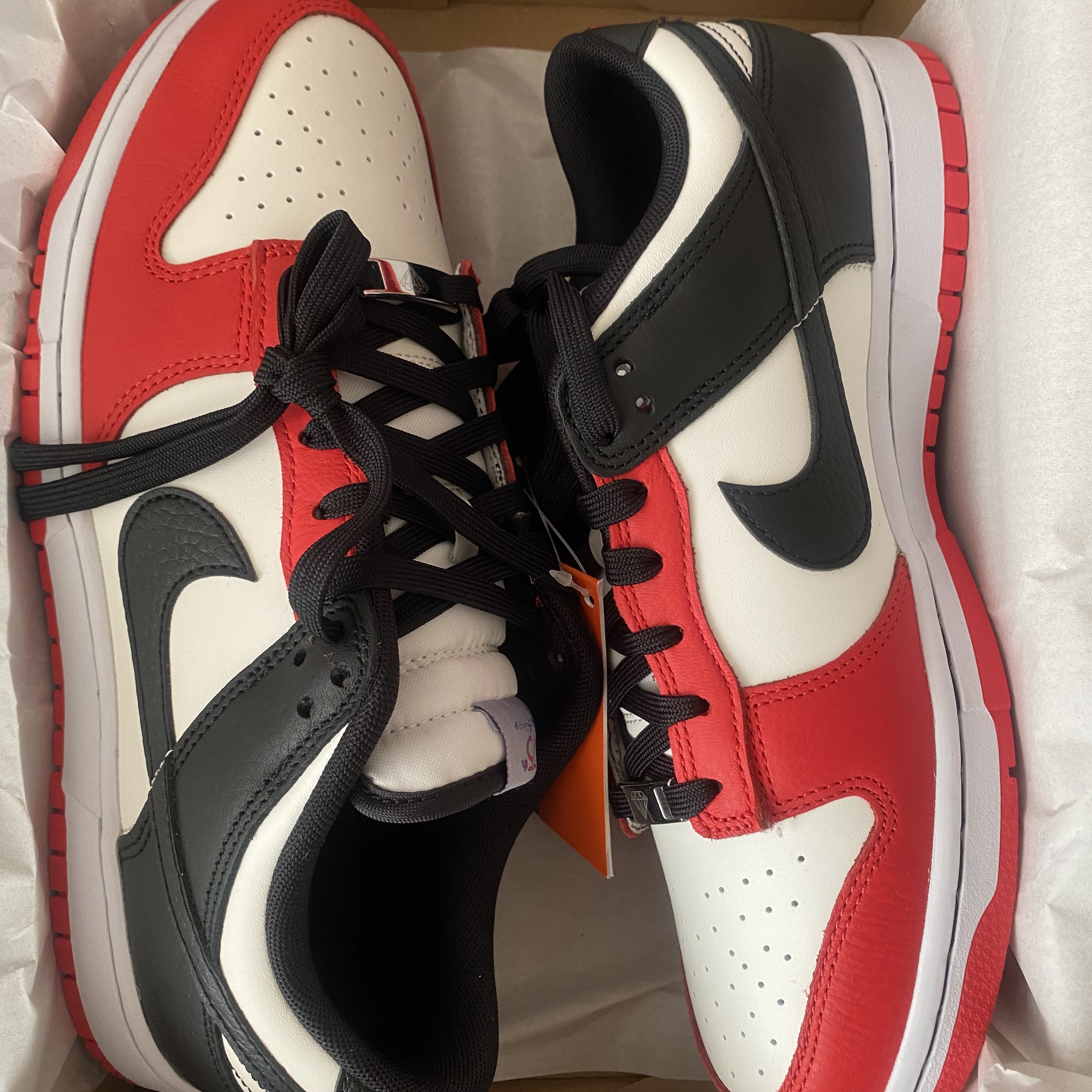 Nike x NBA Dunk Low Retro EMB Black and Chile Red 착용 스타일 - 1