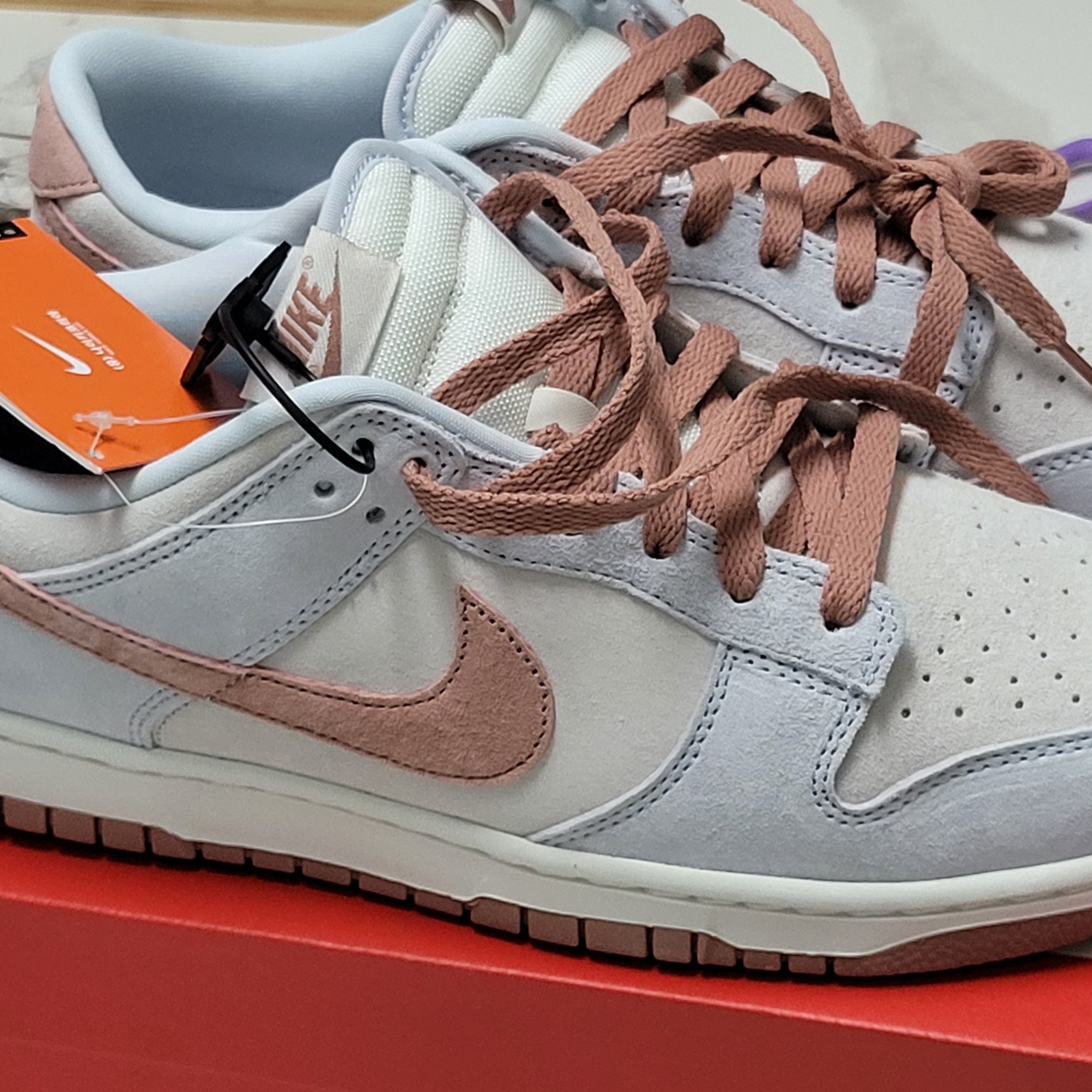 Nike Dunk Low Retro PRM Fossil Rose 착용 스타일 - 2