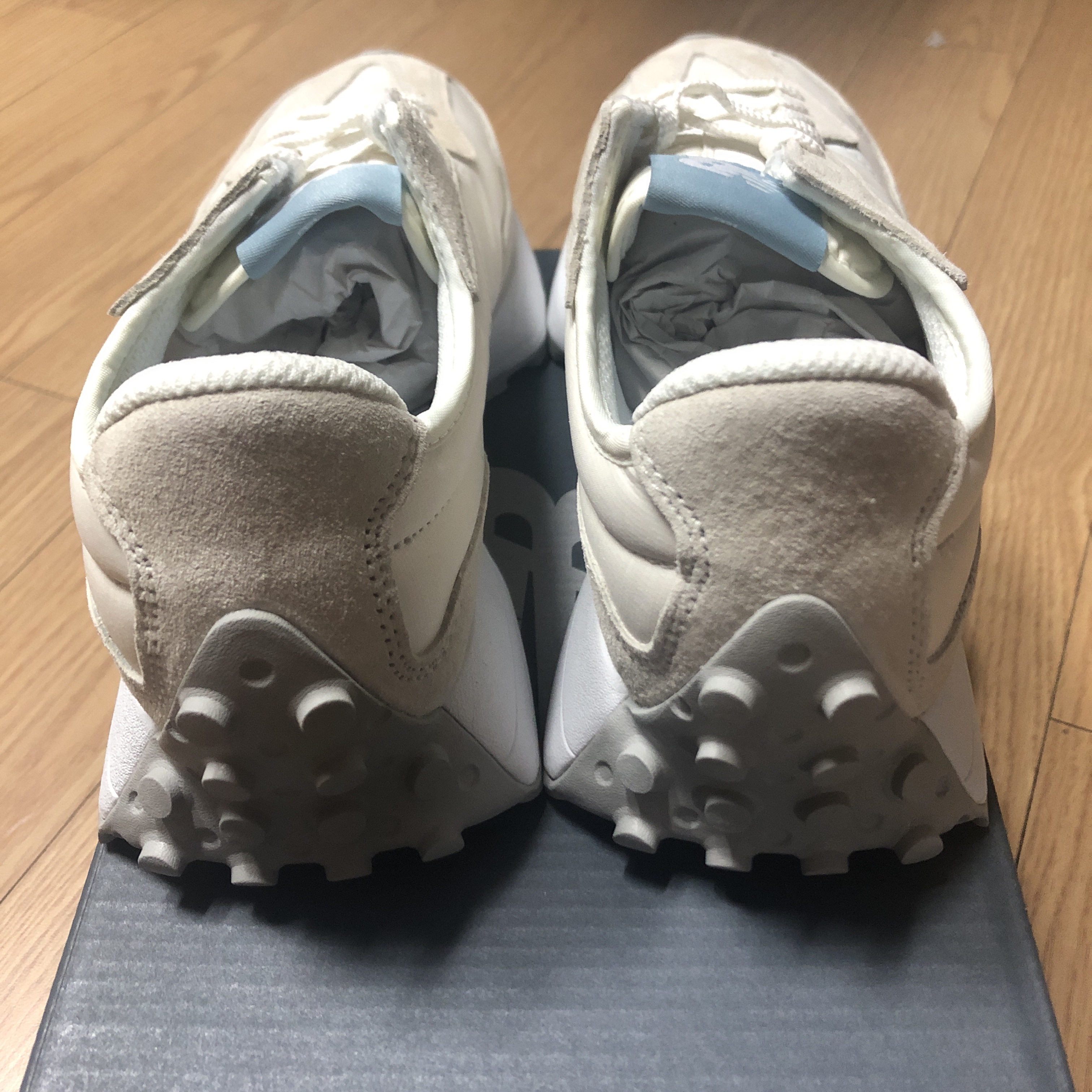 (W) New Balance 327 Sea Salt 착용 스타일 - 4