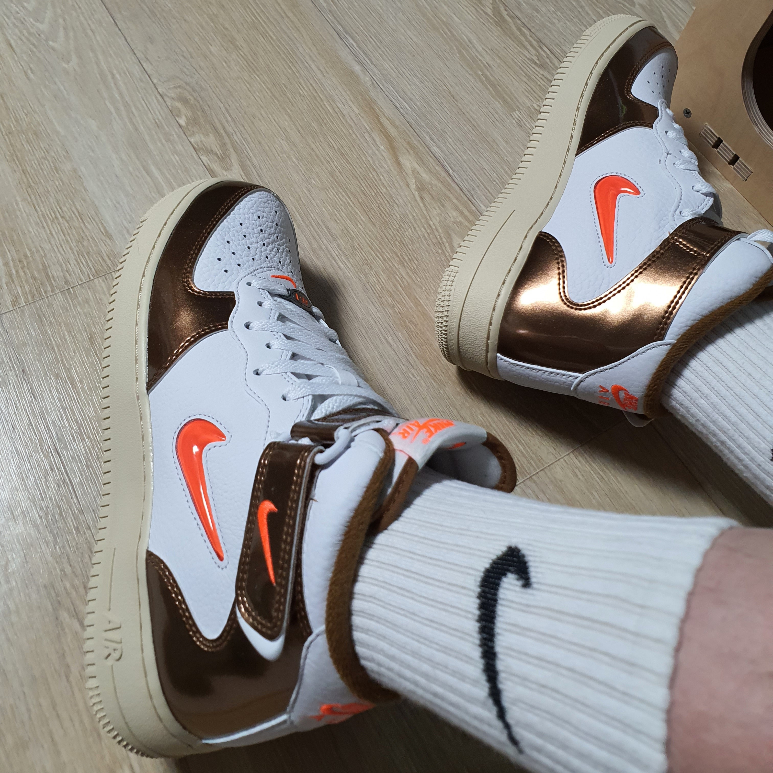 Nike Air Force 1 Mid QS Ale Brown 착용 스타일 - 4