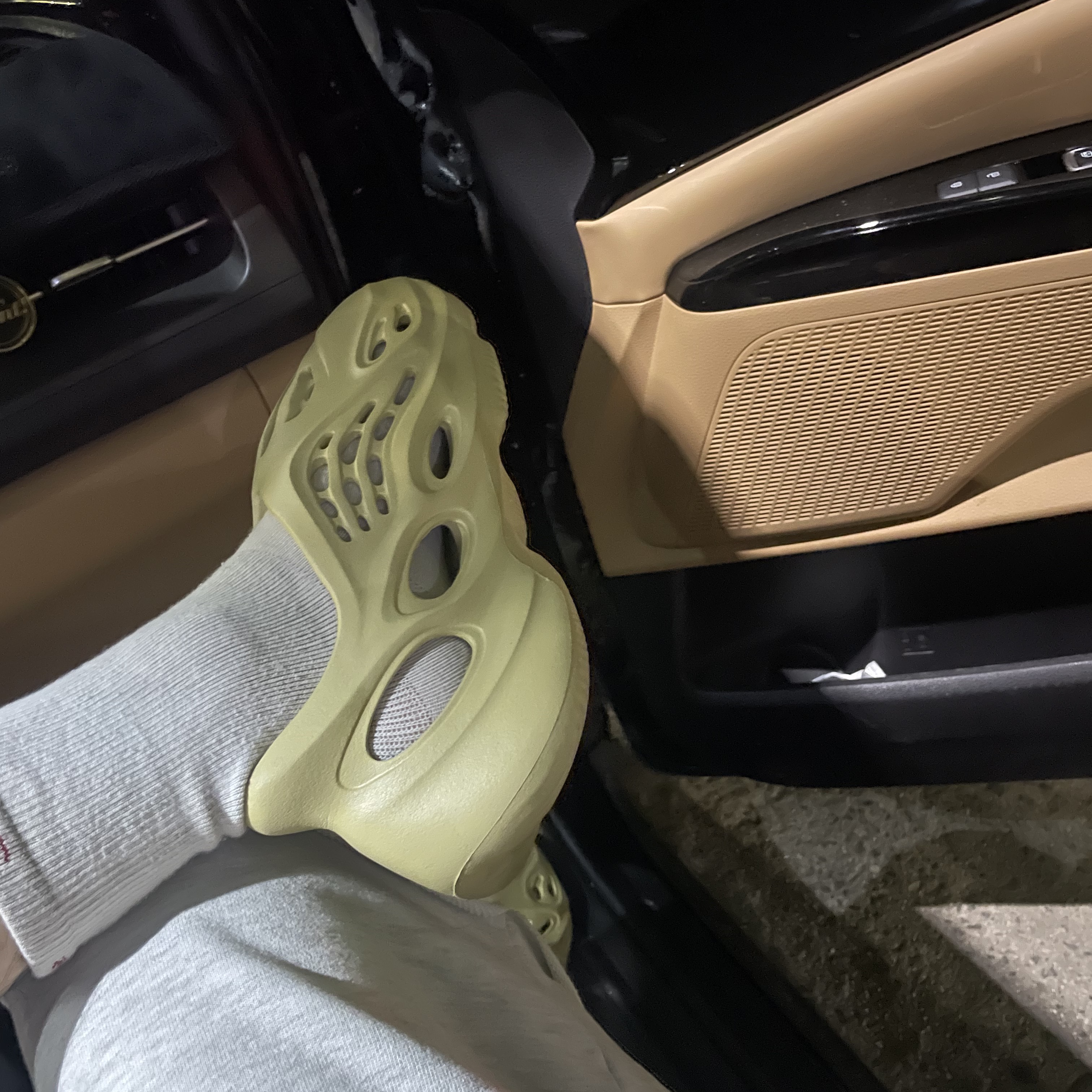 Adidas Yeezy Foam RNNR Sulfur 착용 스타일