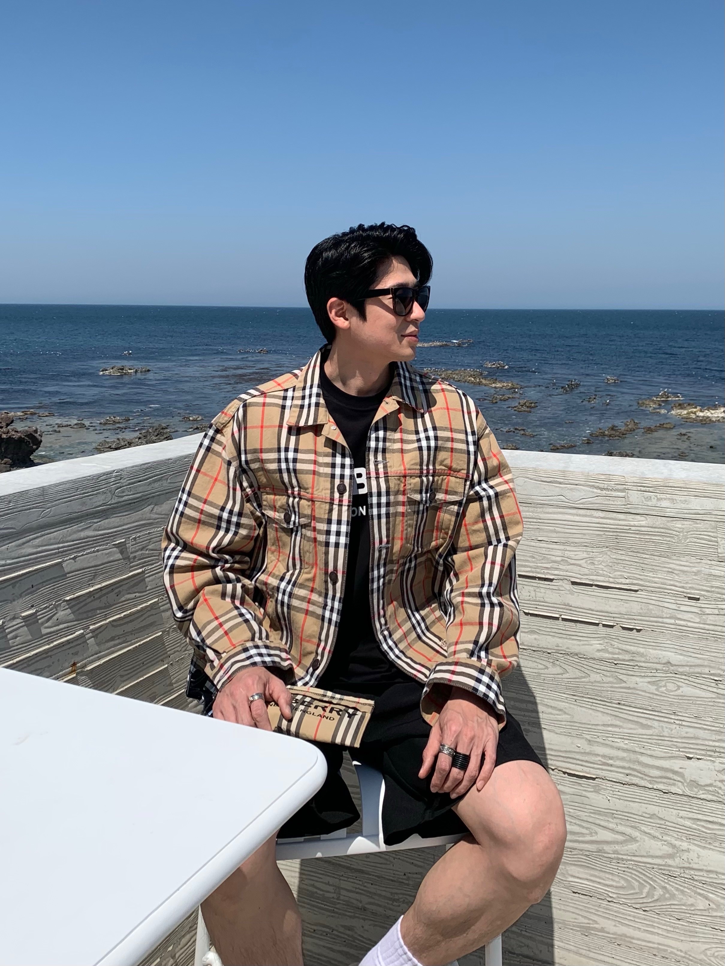 Burberry Logo Print Cotton T-Shirt Black, Supreme x Burberry Denim Trucker Jacket Beige - 22SS 착용 스타일 - 2