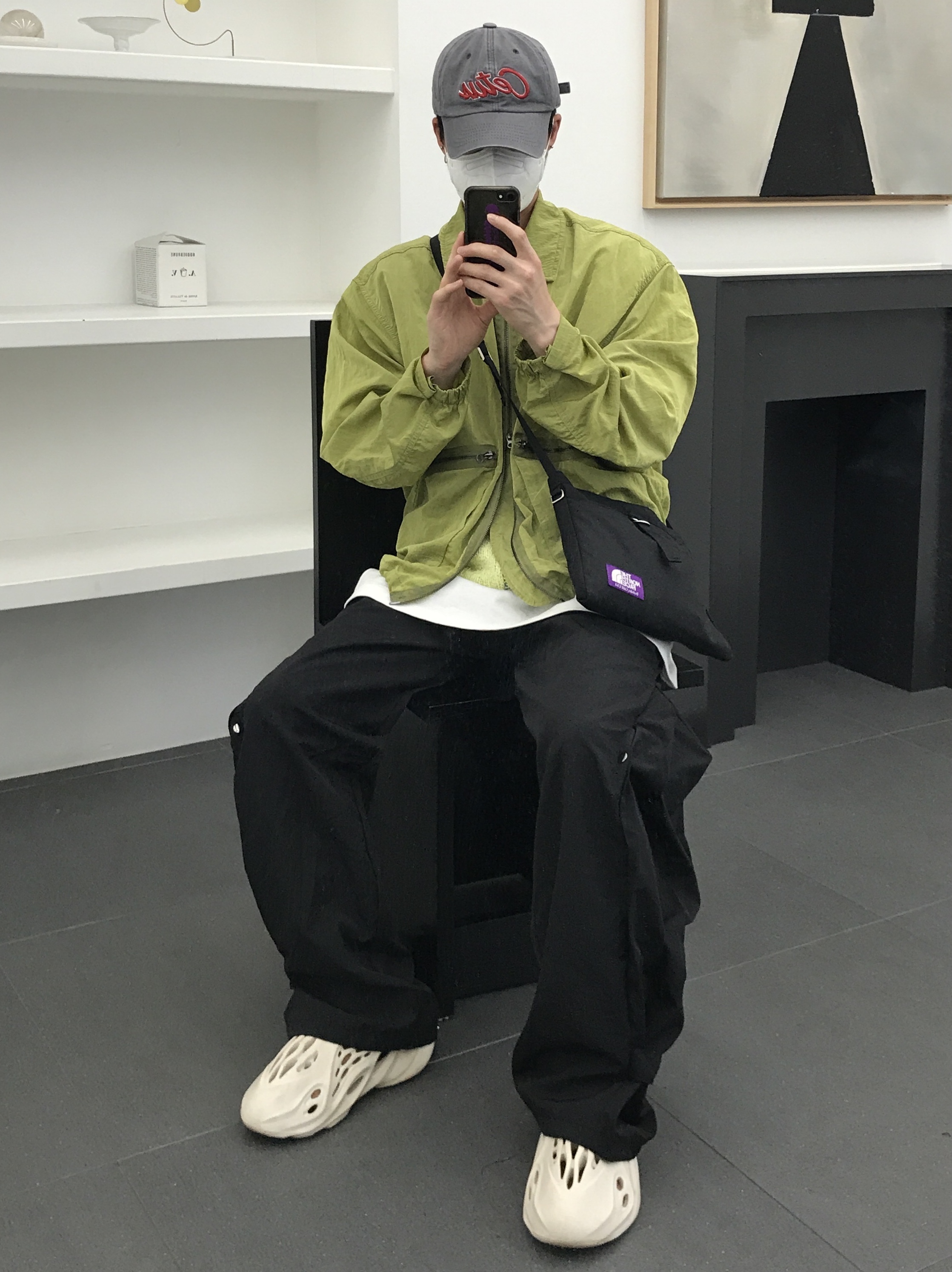 Adidas Yeezy Foam RNNR Sand 착용 스타일
