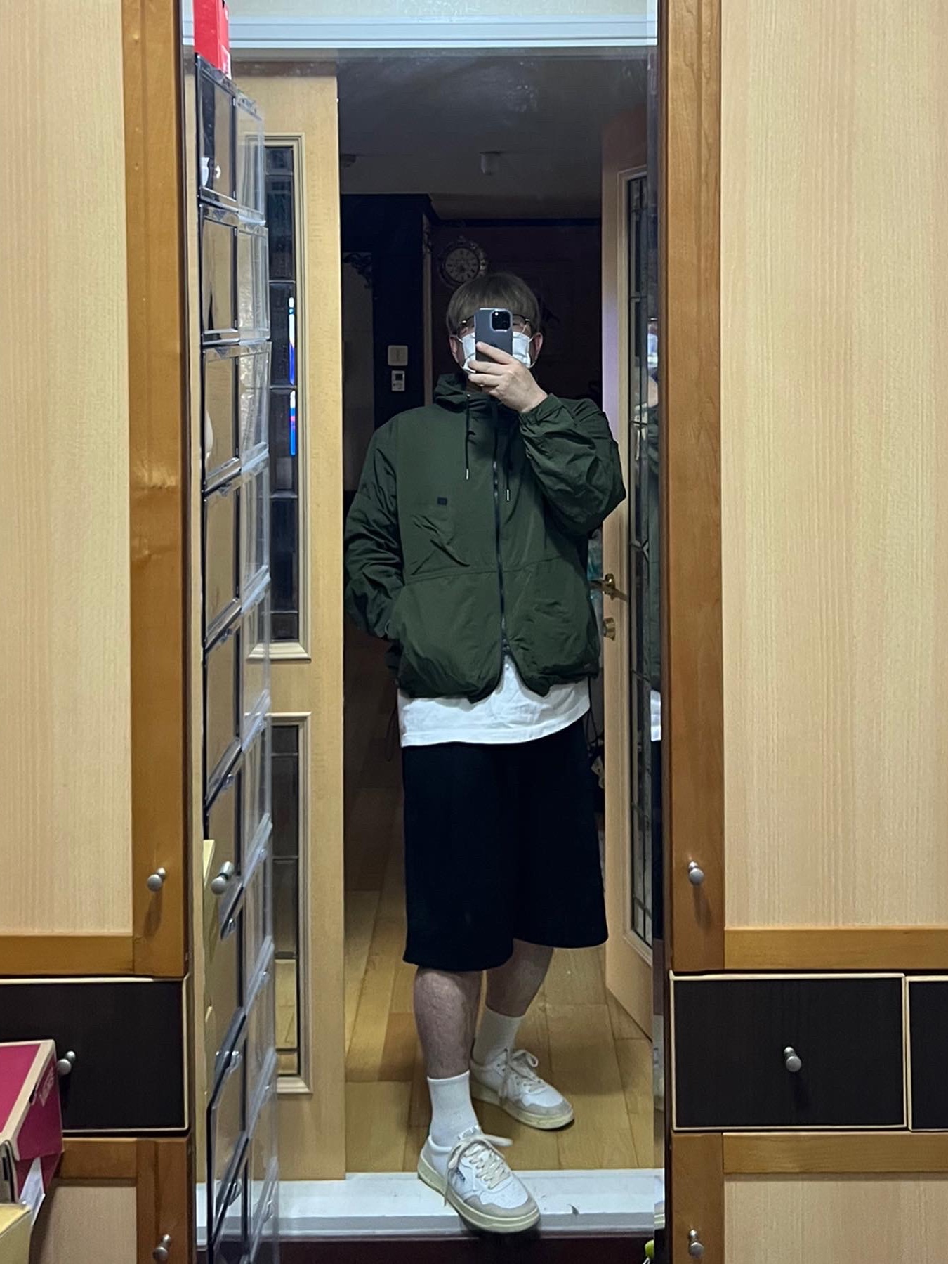 Autry Medalist Low Leather Sneakers White Green 착용 스타일