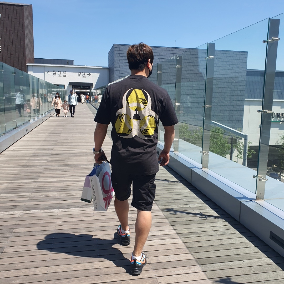 Nike Air Max 97 Neon Seoul, Palace Bio Hazard T-Shirt Black - 21SS 착용 스타일 - 2
