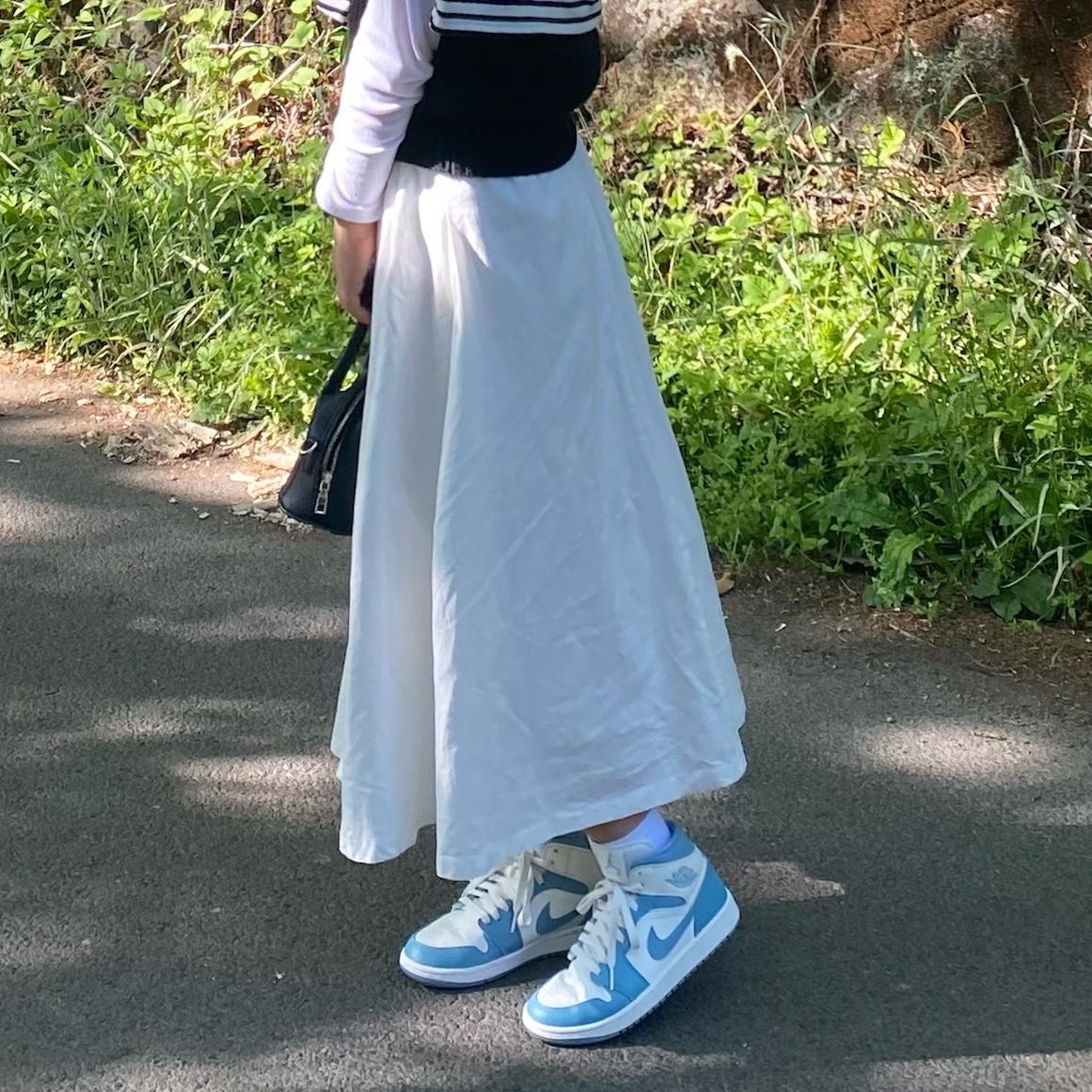(W) Jordan 1 Mid Sail and Worn Blue 착용 스타일