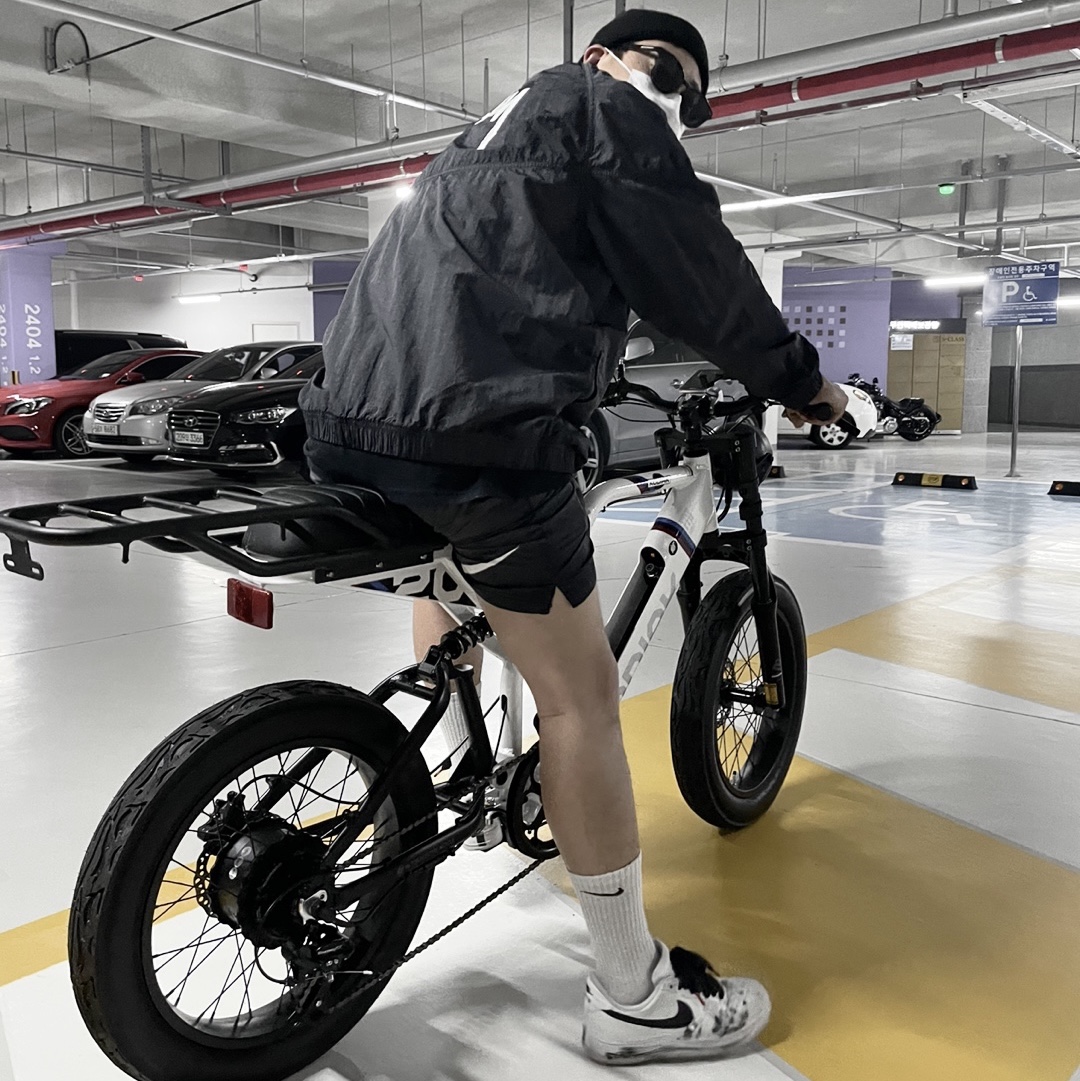 Nike x Stussy Windrunner Jacket Off Noir, Nike x Stussy Water Shorts Off Noir 착용 스타일