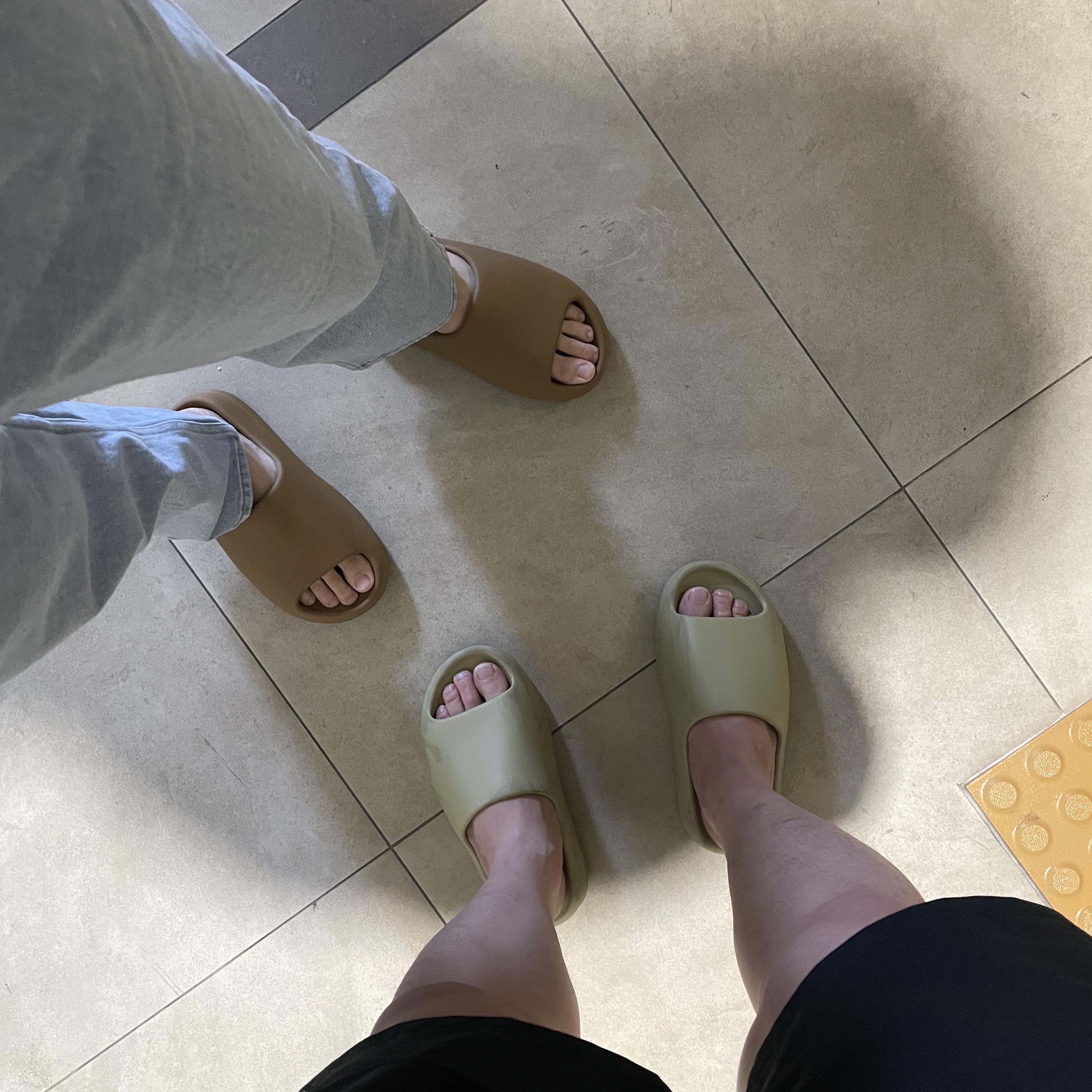 Adidas Yeezy Slide Resin 2021, Adidas Yeezy Slide Ochre 착용 스타일