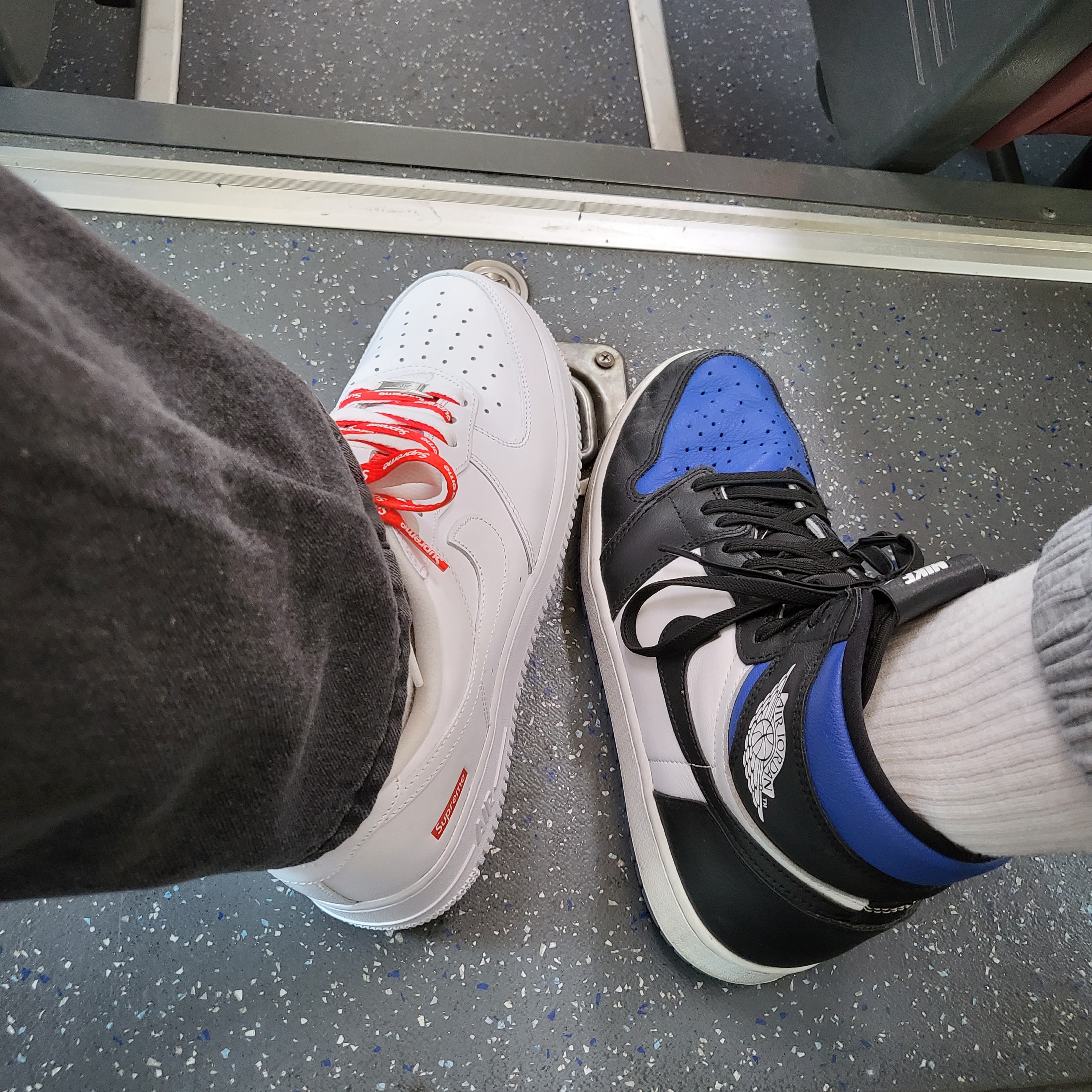 Nike x Supreme Air Force 1 Low White, Jordan 1 Retro High OG Royal Toe 착용 스타일 - 1