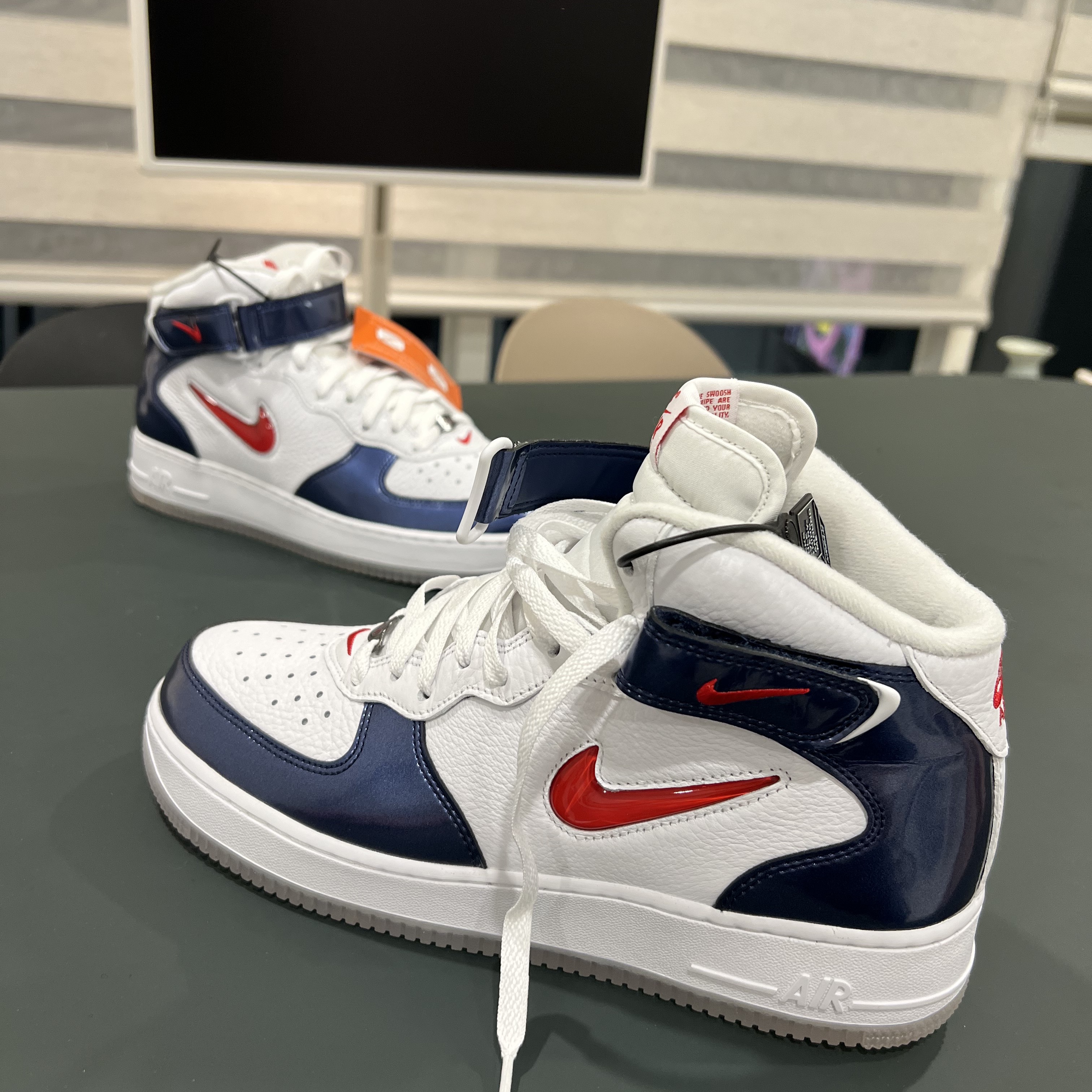 Nike Air Force 1 Mid QS University Red and Midnight Navy 착용 스타일 - 1