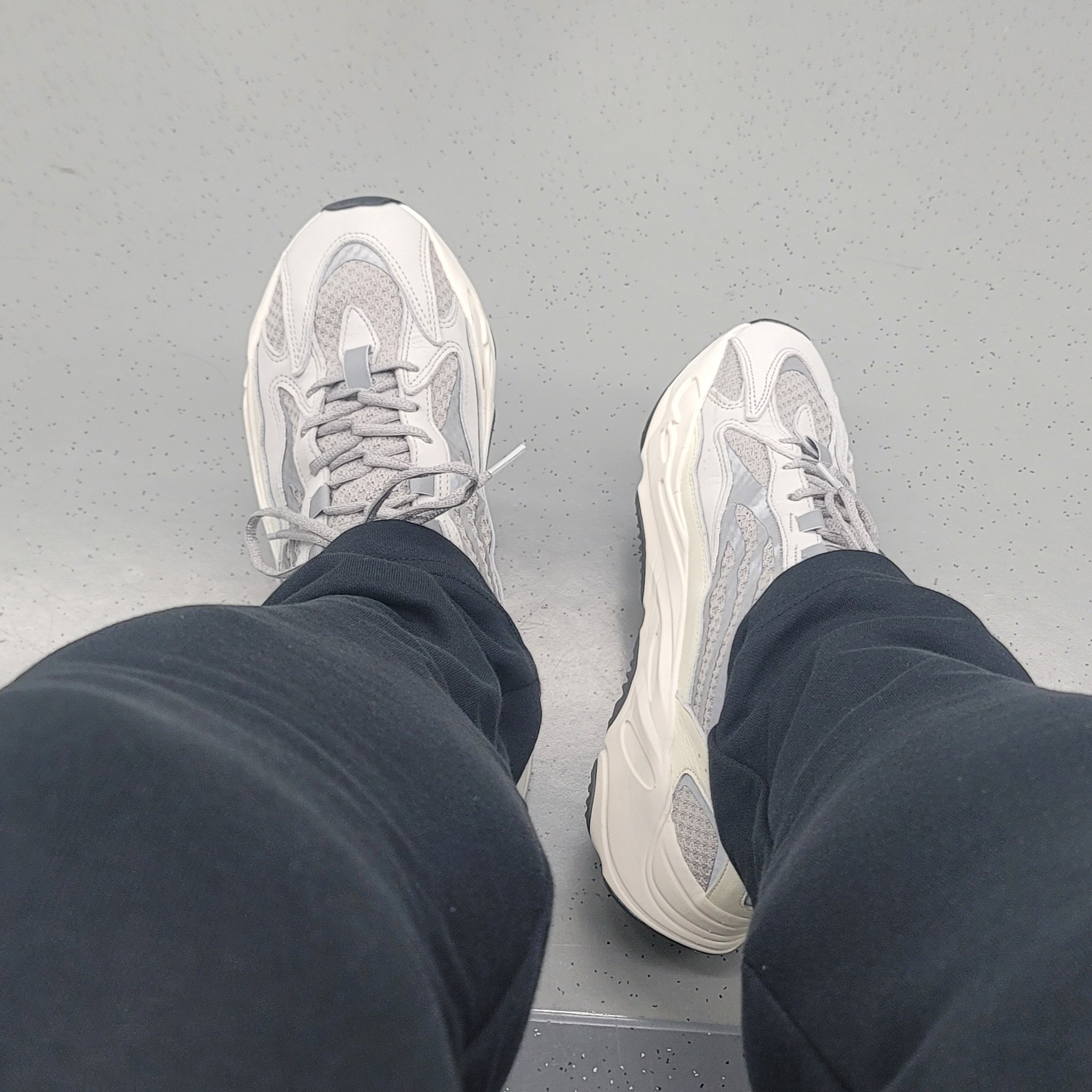 Adidas Yeezy Boost 700 V2 Static 2022 착용 스타일