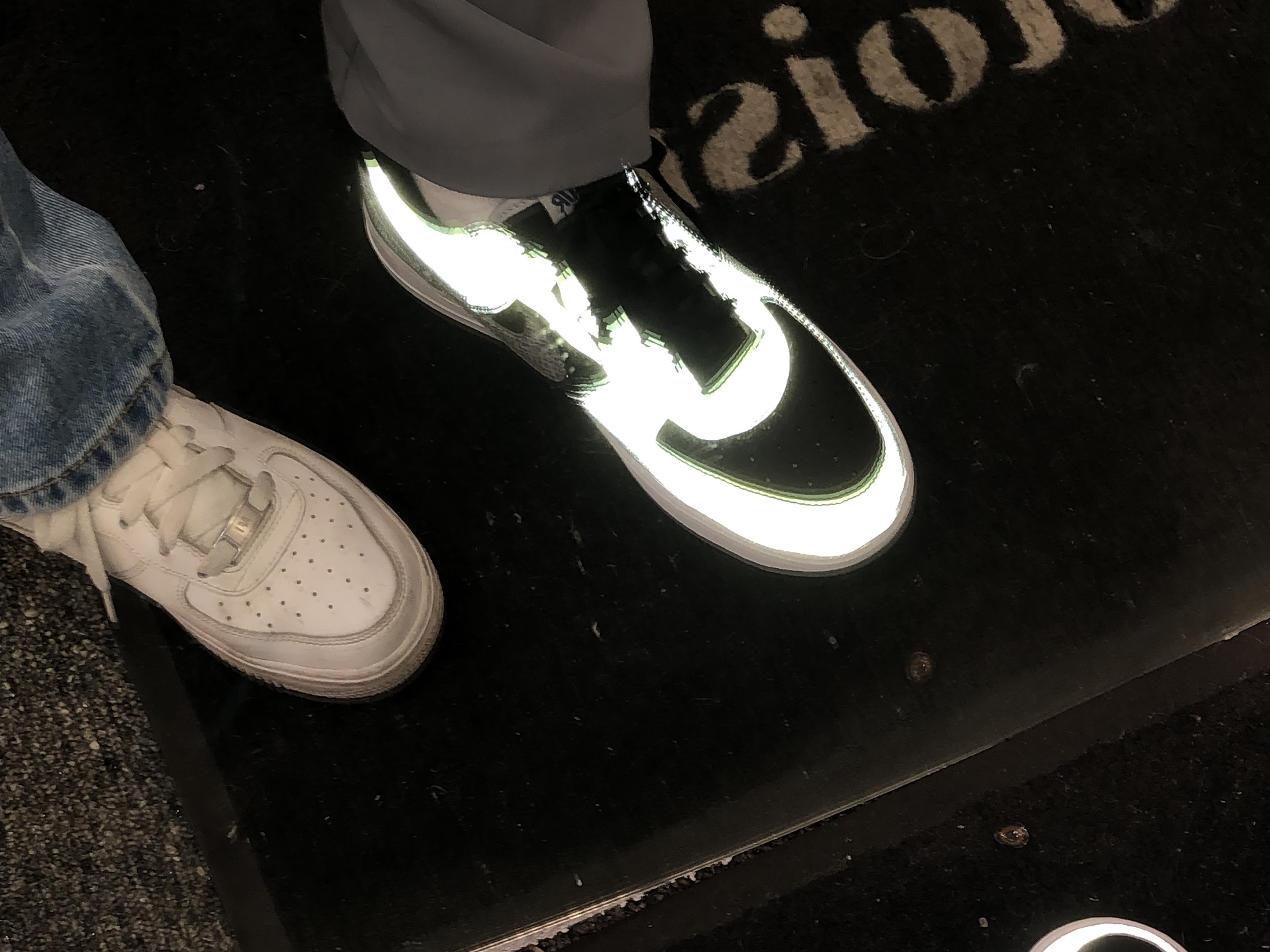 Nike Air Force 1 B Silver Snake 착용 스타일 - 3