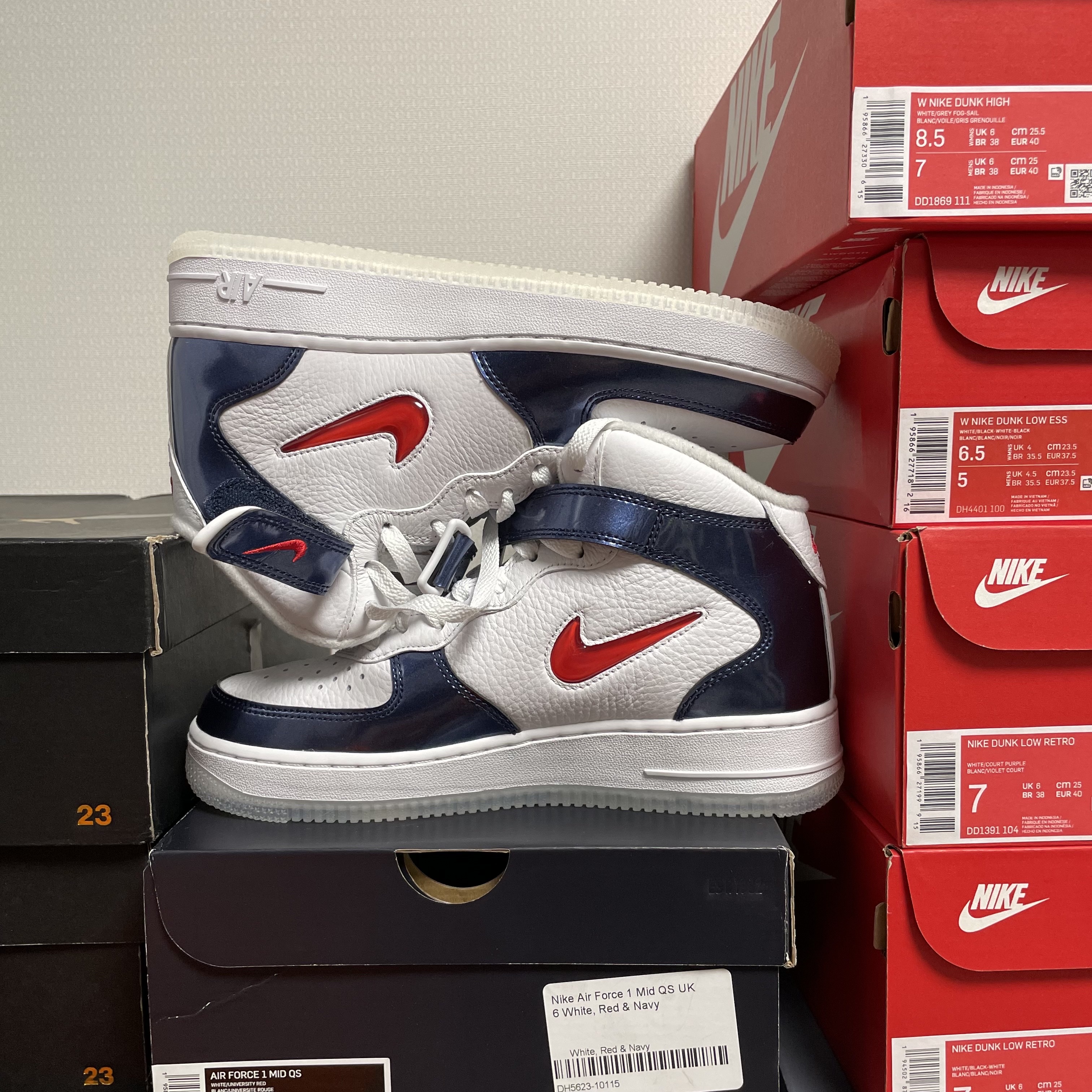 Nike Air Force 1 Mid QS University Red and Midnight Navy 착용 스타일 - 2
