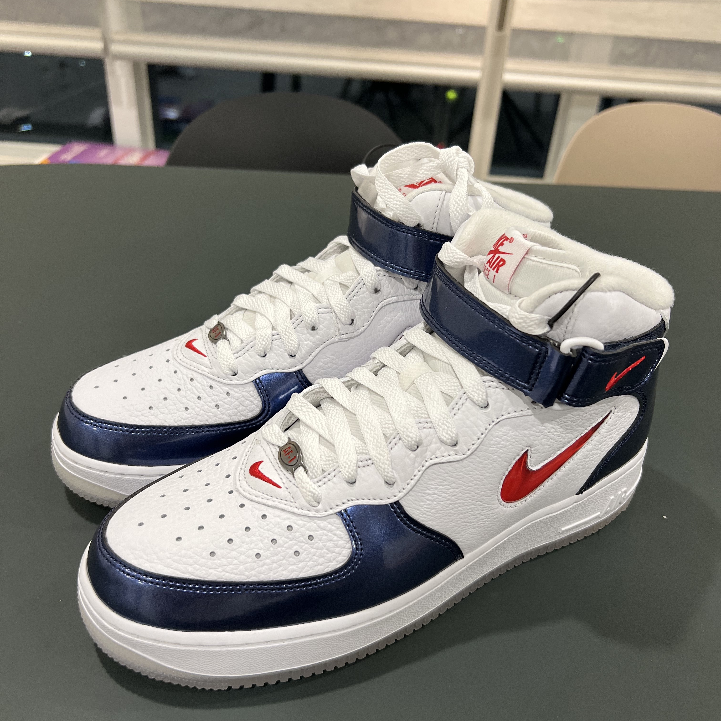 Nike Air Force 1 Mid QS University Red and Midnight Navy 착용 스타일 - 4