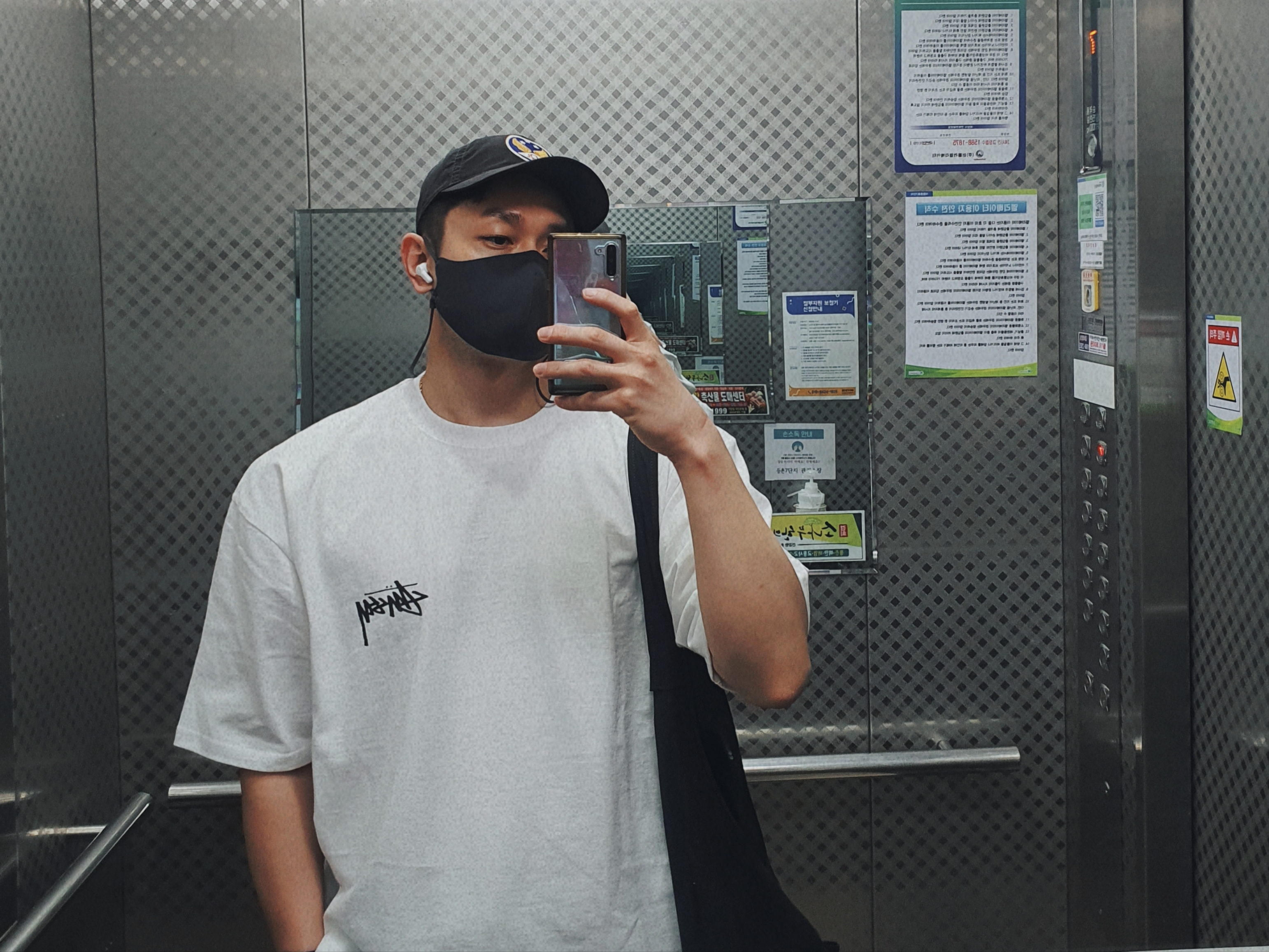 Stussy Fuzzy Dice T-Shirt White, Double RL Garment Dyeing Twill Ball Cap Black 착용 스타일 - 2