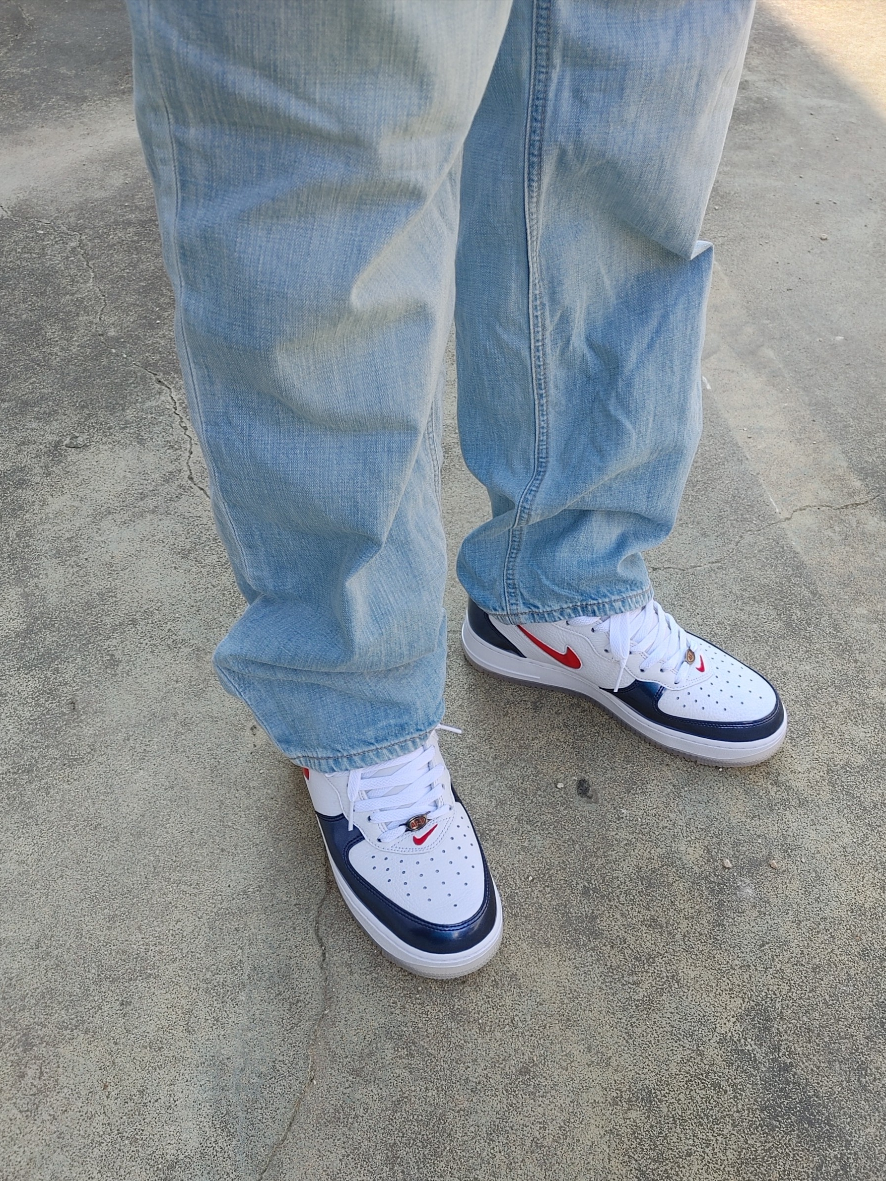 Nike Air Force 1 Mid QS University Red and Midnight Navy 착용 스타일