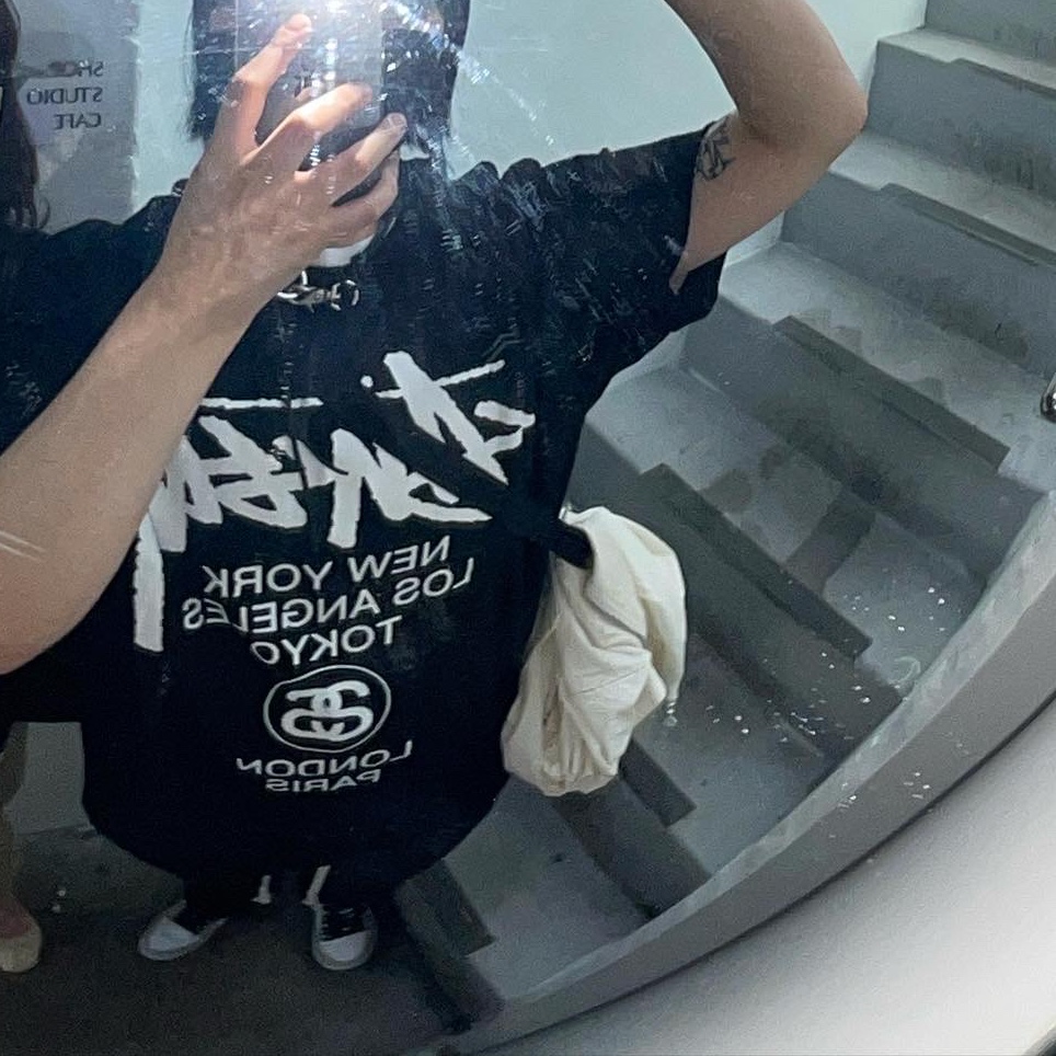 Stussy World Tour T-Shirt Black, Arc'teryx Mantis 2 Waistpack Black 착용 스타일 - 2
