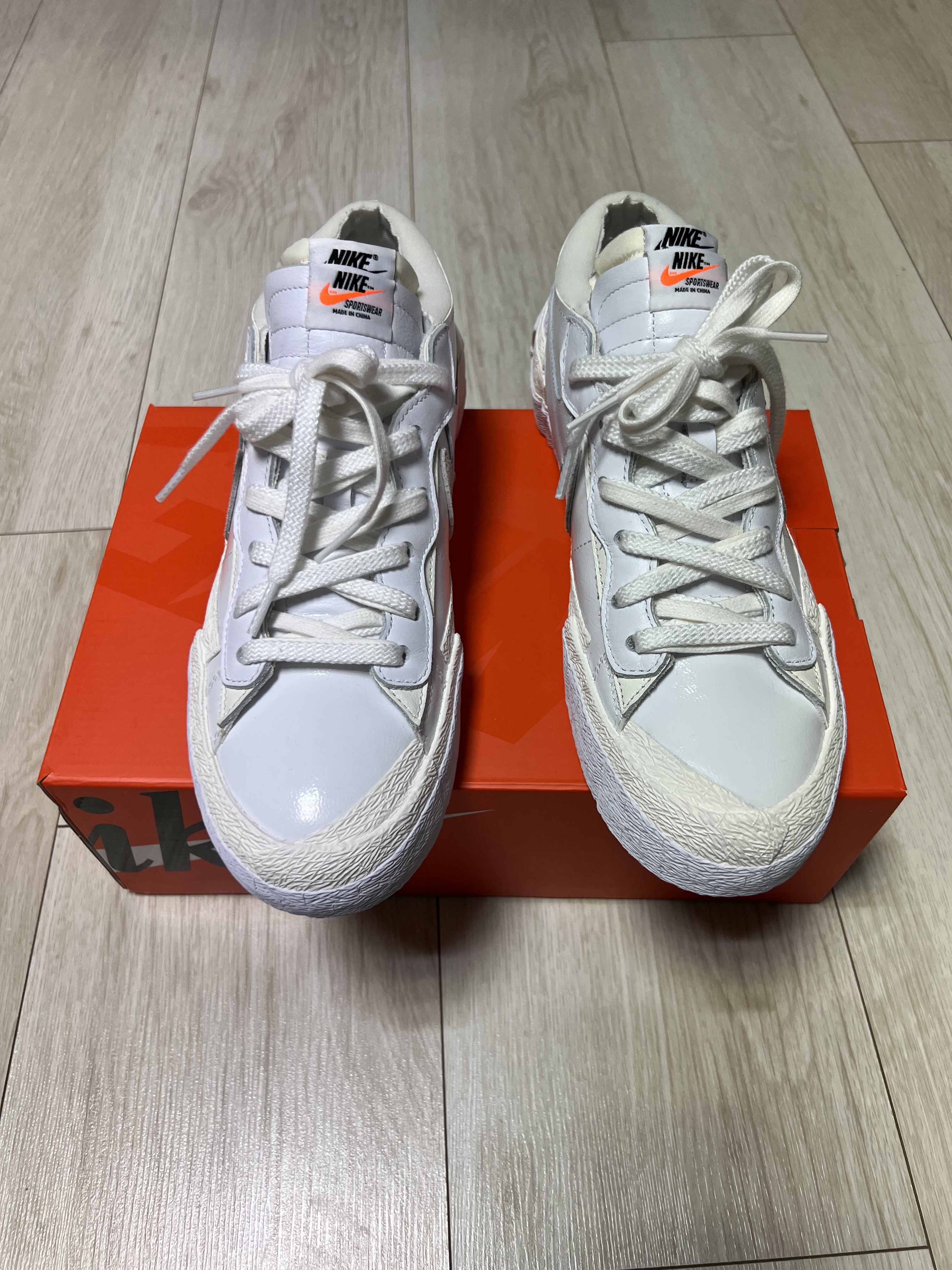 Nike x Sacai Blazer Low White Patent Leather 착용 스타일 - 2