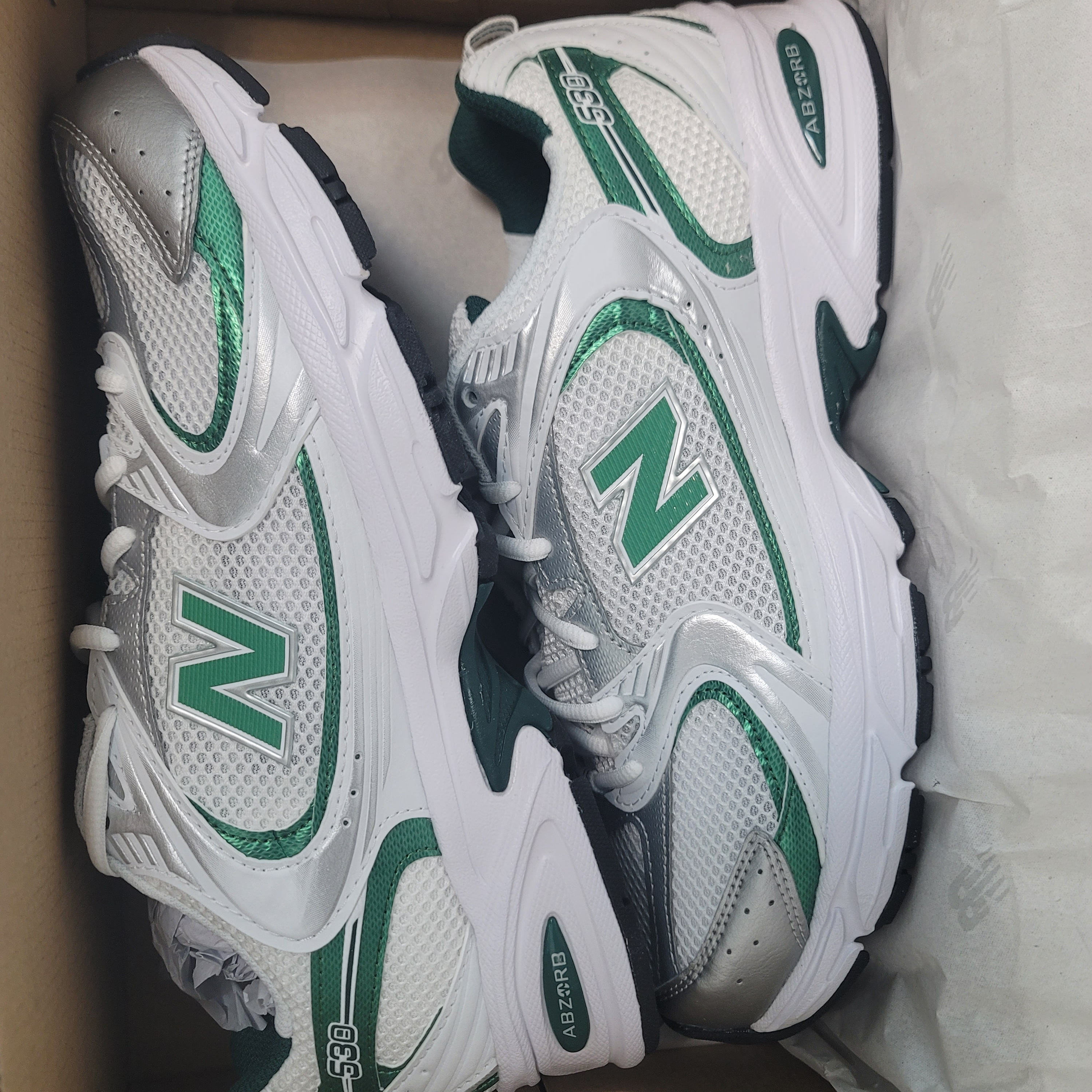 New Balance 530 White Nightwatch Green 착용 스타일 - 1