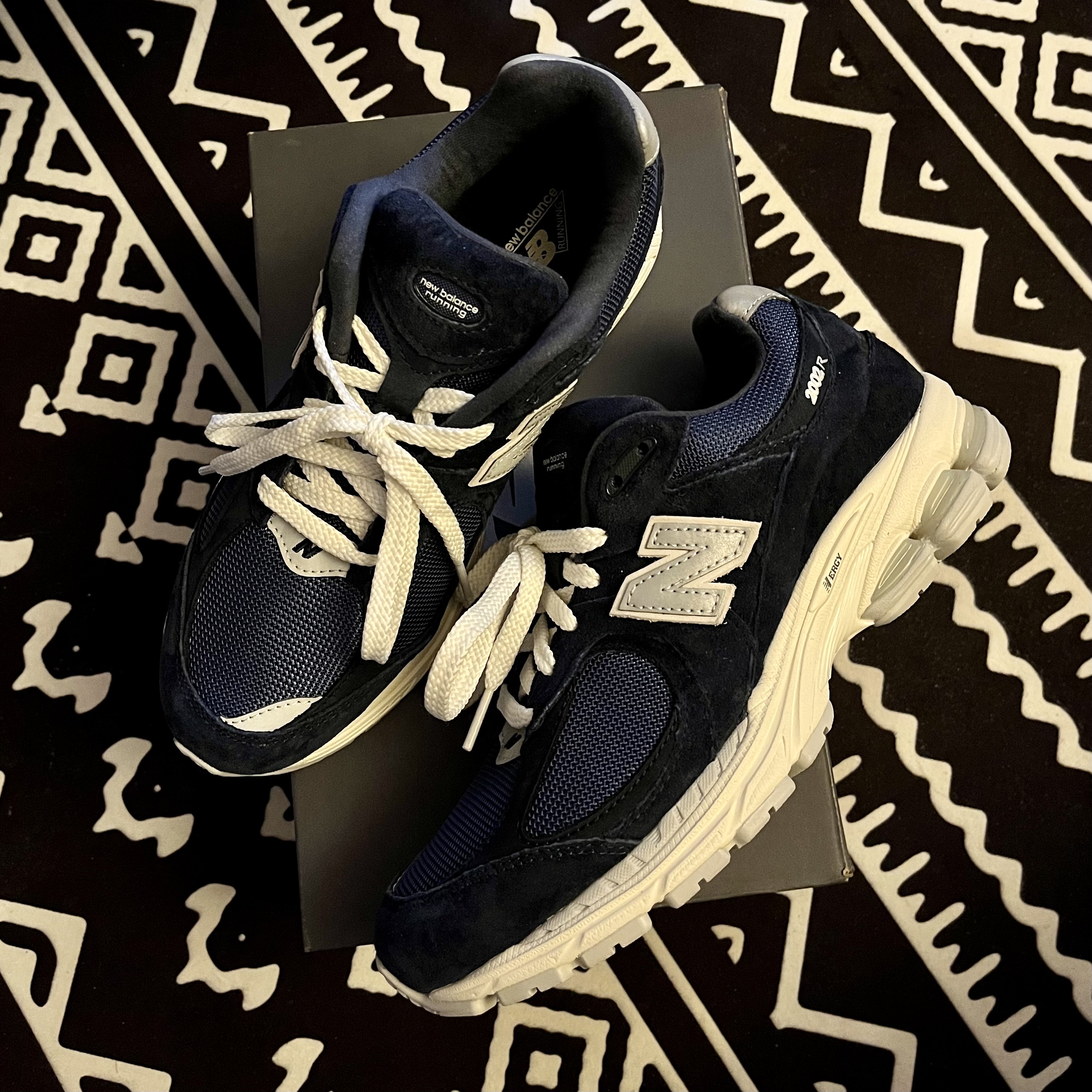 New Balance 2002R Special Vintage Navy 착용 스타일