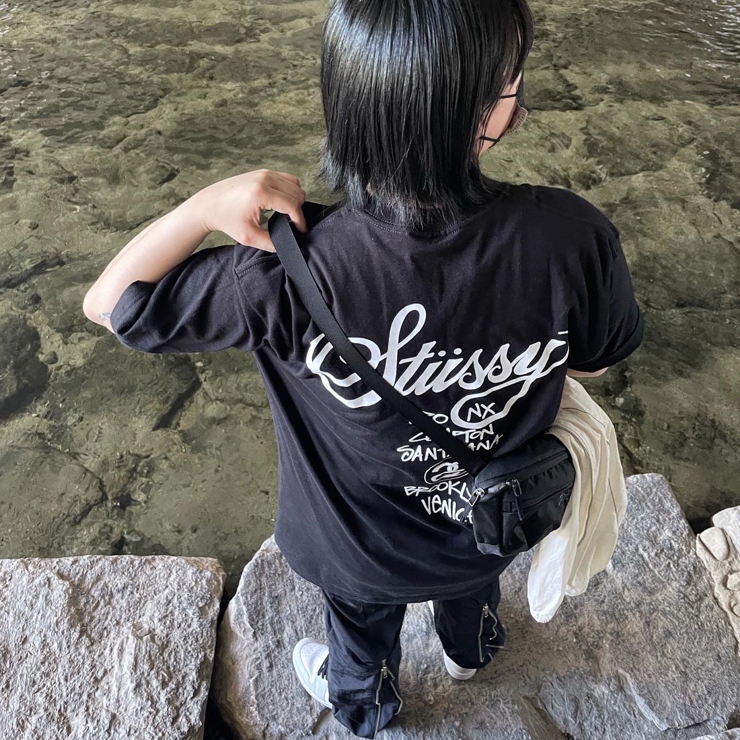 Stussy World Tour T-Shirt Black, Arc'teryx Mantis 2 Waistpack Black 착용 스타일 - 1
